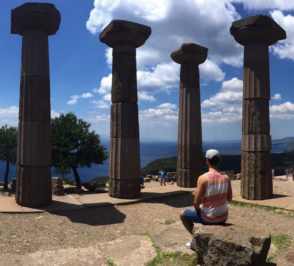 .
Renovasyon
.
Japon’larda da var kusurlu olanın kusursuz olandan çok daha kıymetli ve gerçek oluşu
.
İnsanız, kusurluyuz.
Kusurla ilişkimiz çok belirleyici.
Suçluluğa ve utanca kolayca boğabiliyoruz kendimizi
.
Ver her biricik güzel günümüz zehir oluyor
.
Bu zehr-i şeker, şekeri zehr etmek kendi yollarınızla ya da psikoterapi ile elimizde
.
Ben yıllar önce danışan koltuğuna oturduğumda şüpheliydim, haftalar geçtikçe psikoterapinin gücünü deneyimleyip, kendi yolculuğuma çıkma cesaretine, özgürlüğüne ve mahkumluğuna kavuştum 🍀💪🏽
.
Aynı bu sütunların destekle ayaklanışı gibi
Ve sonra ya kendinden ya da yine DIŞARIDAN GELEN DESTEKLE ayaklandı.
Birebir eskisi gibi ayaklandı desek gerçekçi mi? Kesinlikle değil.
Belki tamamı bile ayaklanmadı
Ama
Bir kısmı artık travmanın darmadağın ettiğine inat güçlü ve ayakta.
Artık dezavantajından avantajına çevirebilmiş durumu.
.
Bakın diyor kalkılabilir;
Kalkılabilir ve ZAMANLA rüzgar, yağmur yeni olanları (yeni inşa edilen düşünce ve duygu sistemini) özümsedikçe ÖRNEK durulabilir.
.
#yiğitonursen #varoluşçupsikoterapi #psikoloji #psikolog #psikoterapi