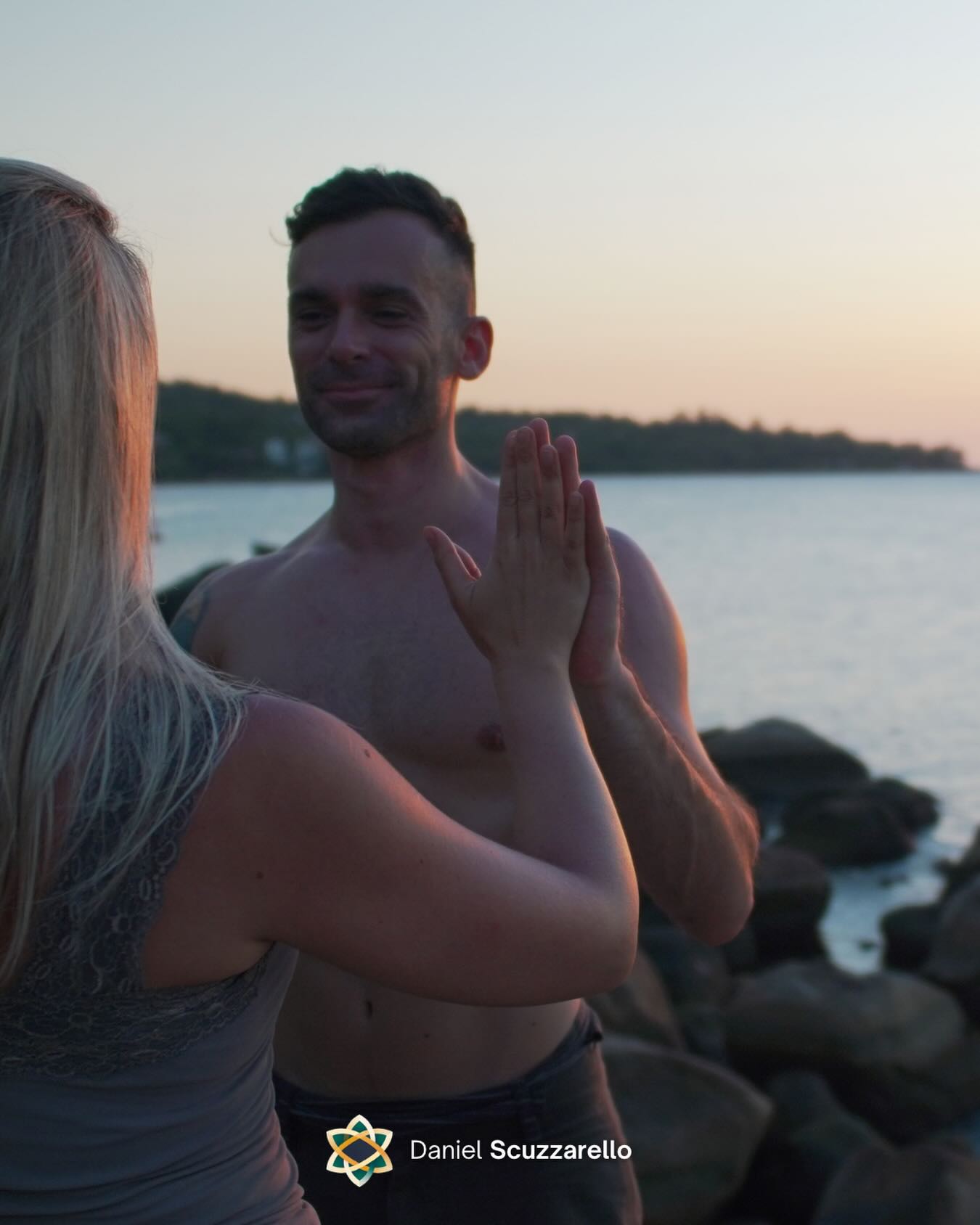 Algumas das decisões mais claras que já tomei vieram quando aprendi a olhar menos para o que acho que devo fazer e mais para o que o meu corpo está me dizendo.
No cotidiano, a nossa mente vive no automático: reagindo, repetindo padrões, querendo terminar logo, resolver rápido. Mas isso muitas vezes perpetua o mesmo ciclo — inclusive na forma como lideramos, nos relacionamos e nos posicionamos no mundo.
A diferença está em trazer mais consciência para o momento presente — sentir antes de responder, respirar antes de decidir, perceber o corpo antes da mente acelerar.
Esse tipo de presença não é “bem-estar”. É ferramenta prática para decisões mais alinhadas, escolhas mais conscientes e relações mais saudáveis.
No meu trabalho, ajudo líderes e profissionais a construir essa habilidade — não como técnica isolada, mas como base consistente de atuação.
Se isso ressoou contigo, talvez seja o momento de perceber o que o seu corpo já sabe.
#mindset #lideranca #mentoria #breathwork #quantumflow