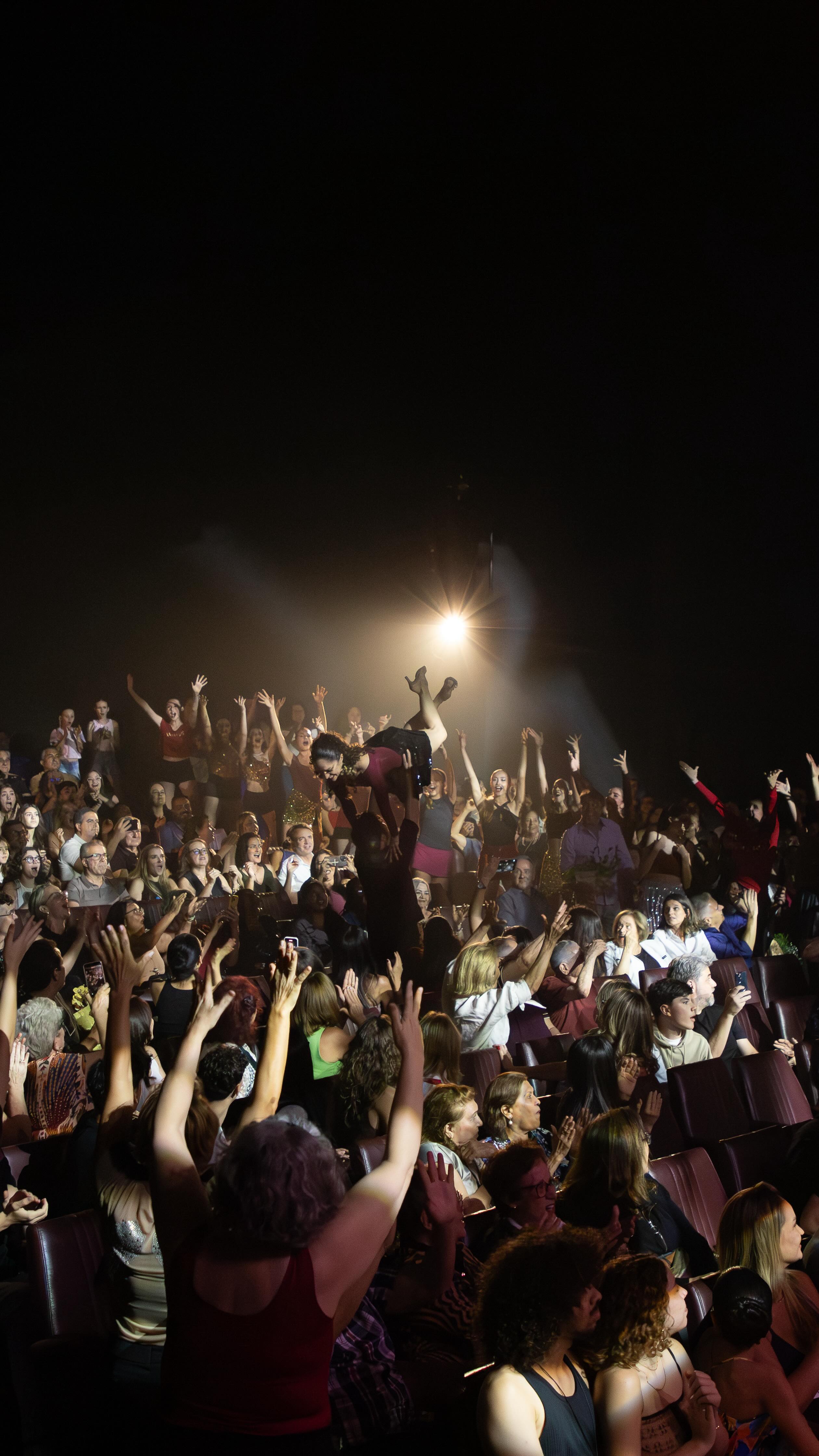 Por aqui, amamos quando um espetáculo passa, mas deixa com ele registros e memórias de momentos intensos, especiais e muito bem vividos... 🥹
Vem conferir um pouquinho dos bastidores do Espetáculo de 2025 do Ballet Ana Araújo! ✨🎞️
Obrigada pela confiança e oportunidade de mais um projeto lindo juntos, @balletanaaraujo 🩶
🎥 Edição e Imagens: @beart.eemtodaparte
✨ Ballet Ana Araújo | Teaser do Espetáculo 2025
#BeArt #Backstage #Bastidores #BalletAnaAraújo