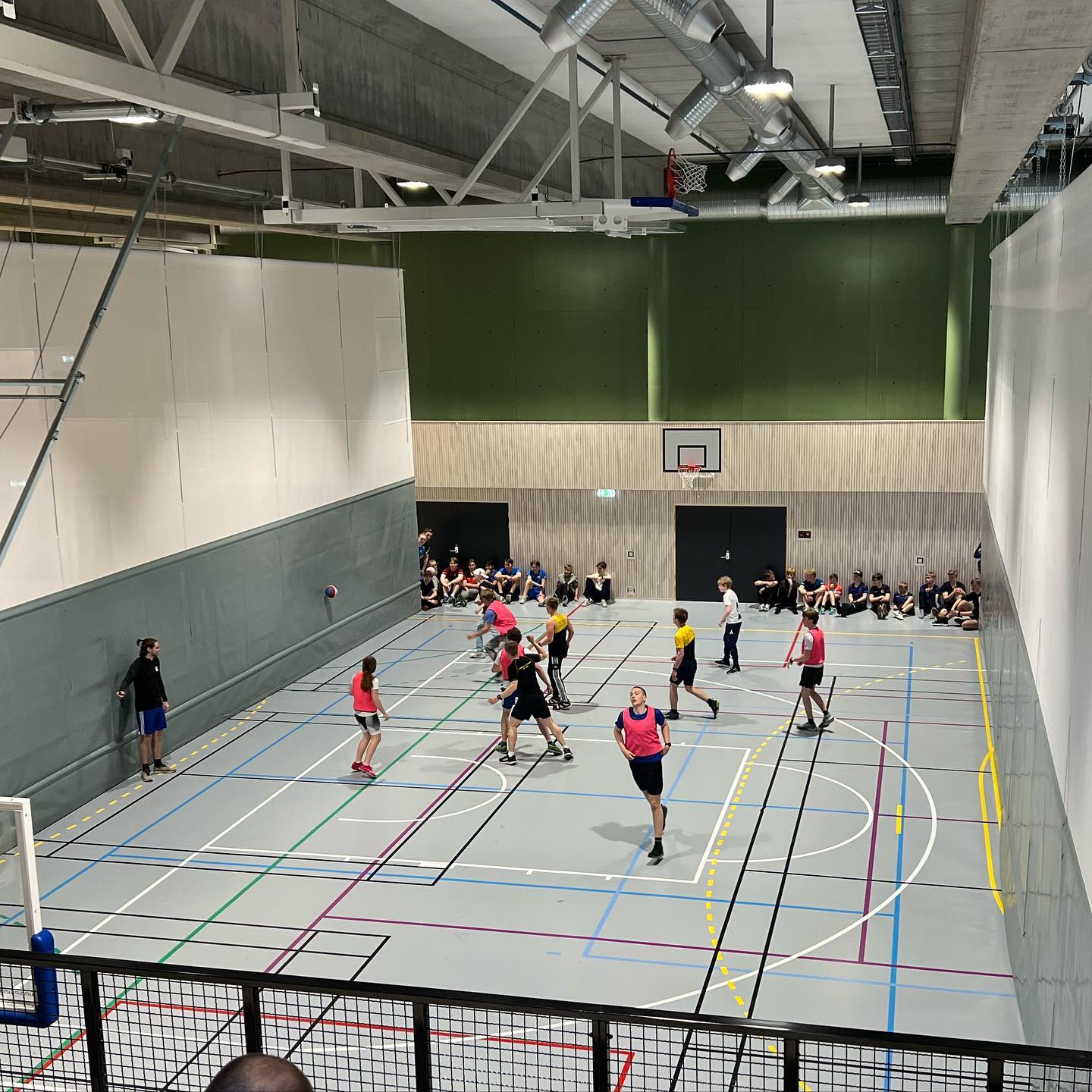 Innimellom treningsøktene på vannet er det tid til en uhøytidelig basketballturnering i @flekkefjordsparebankarena. Gøy å vise fram den nye flotte hallen til tilreisende trenere, ledere og utøvere #flekkefjord #flekkefjordkajakklubb #flekkefjordsparebankarena #påskesamling #padling #kajakk