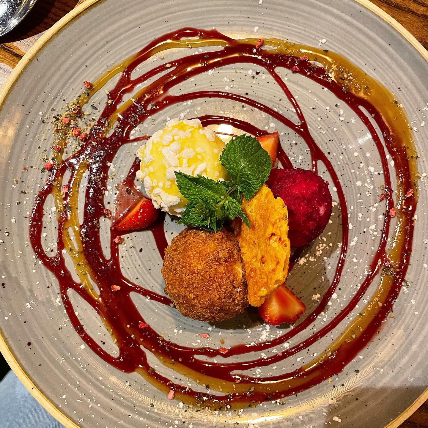 Sunday sweet treats from @thewoolpacksm 😍 White chocolate cheesecake trio did not disappoint 👌