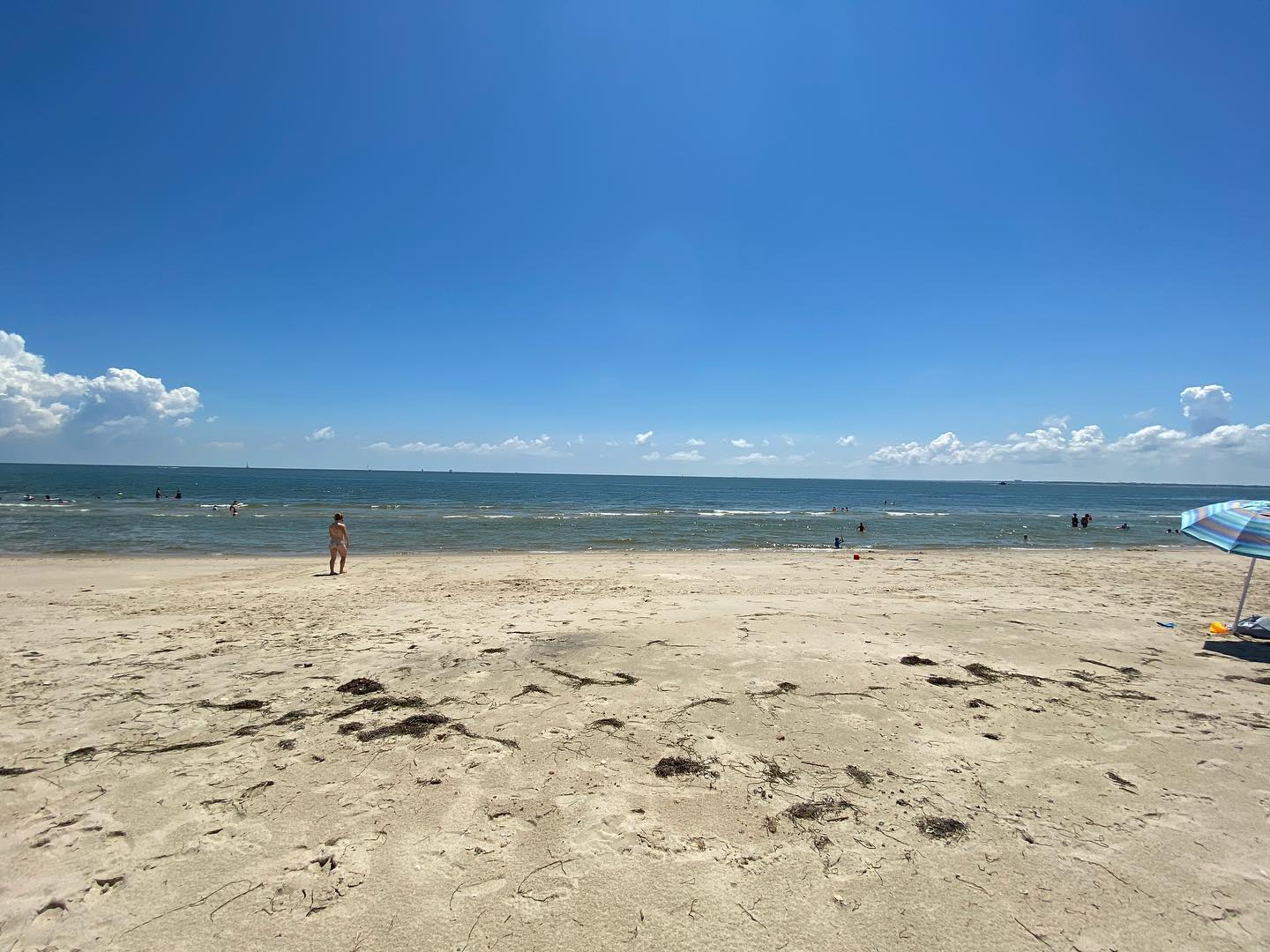Much needed beach day...☀️🏖🍹😎#beach #sunnyday #beachday #suntanned #tanning #relax #sand #sandals #ocean #seabreeze #oceanview #virginia #virginiaisforlovers #saltlife #nautical #sea #seashells #dunes #singerlife