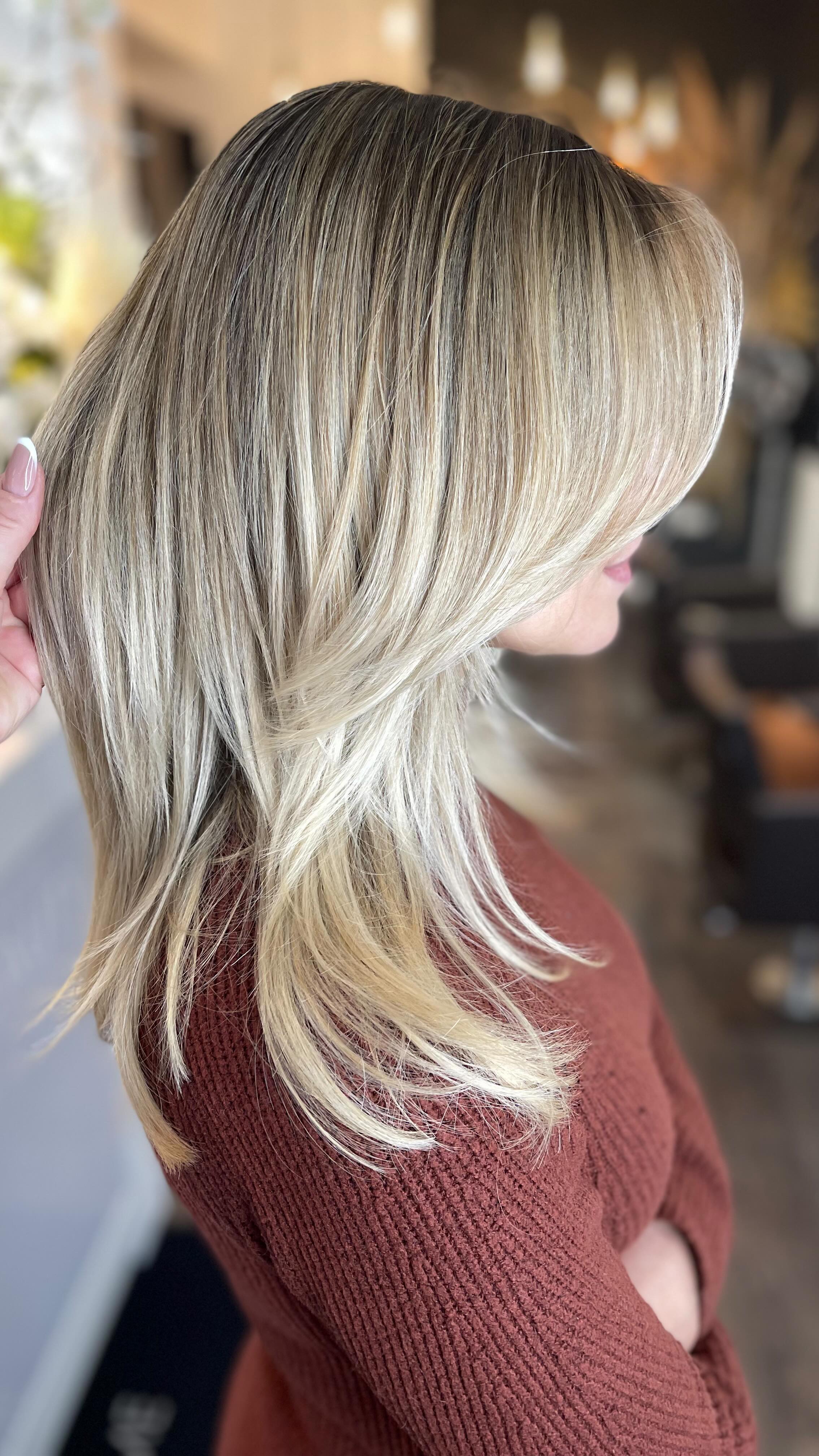 Beratung is the key ✨
——
Gemeinsam den perfekten Blondton gefunden – individuell abgestimmt, schonend umgesetzt und mit einem strahlenden Ergebnis abgeschlossen.
Was sagt ihr dazu? 🤍