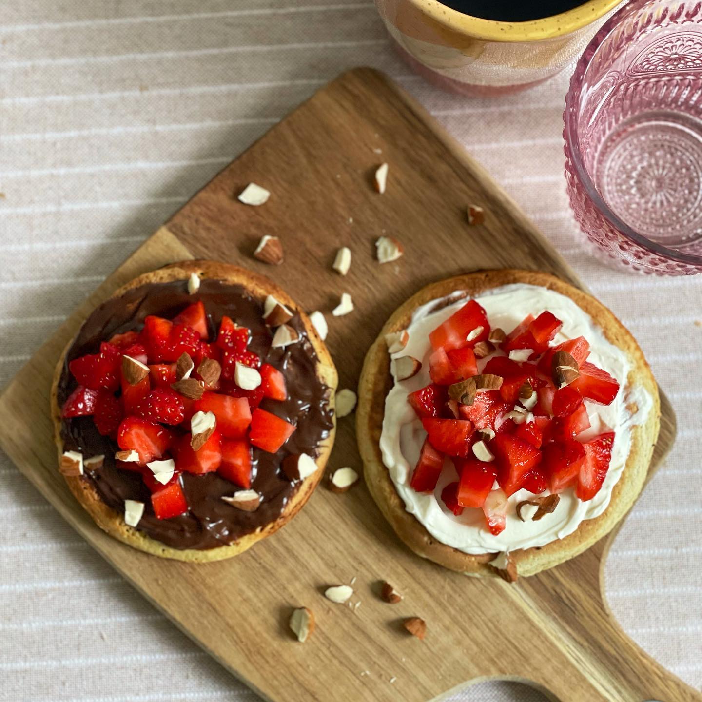 Pancakes printaniers 🍓🍫🥞
Hello, le printemps c’est vraiment la saison pour faire des assiettes colorées, et c’est plutôt quelque chose de chouette car nous commençons à manger avec les yeux ! Avoir un plat qui te donne envie de manger car tu le trouves jolie et que tu as préparé avec amour (et pas besoin de passer 2h en cuisine et d’être un as de la créativité pour ça !) c’est aussi ça manger !
Les pancakes ici sont composés de :
- Pancakes fait à l’avance et mis au congélateur que j’ai décongelé au grille pain (la recette des pancakes est dispo sur le feed et sur mon site hellorecettediet.fr)
- De fromage frais à tartiner
- De pâtes à tartiner au chocolat (ici nocciolata noir)
- De fraise fraîche découper en petit morceau
- D’amandes concassées
Les possibilités sont grandes alors laisse parler tes envies et ton imagination pour d’autre assemblages !
•
🌾 Elodie Bernard Diététicienne Nutritionniste
✨ Consultation à Angers, Jallais et à distance
🌙 17 rue de Chantilly 49000 Angers
🍋 elodieb.diet@gmail.com
🌻 hellorecettediet.fr
☀️prise rdv Doctolib
•
#recette #manger #mangersimplement #gourmand #alimentationintuitive #recettesimple
#pancakes
( #tca #compulsionsalimentaires #vegetarian #vegetarien #tcarecovery #dietetique #nutrition #mangersain #mangerenpleineconscience #mangermieux #mangerequilibre #pertedepoids #healthyfood #healthy #alimentationvivante #recettehealthy )