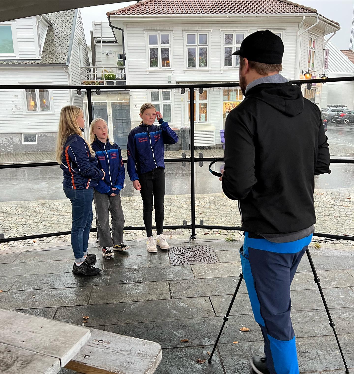 Jentene fronter kajakklubben i reklamefilm for vår hovedsponsor @flekkefjordsparebank. Kanskje det er første intervju av en kommende stjerne? Vi gleder oss til Flekkefjordidrettens nye storstue Flekkefjord Sparebank Arena står klar til bruk fra nyttår av 🤩 #flekkefjordsparebank #flekkefjordsparebankarena #flekkefjordkajakklubb #hovedsponsor #kajakk #padling #flekkefjord