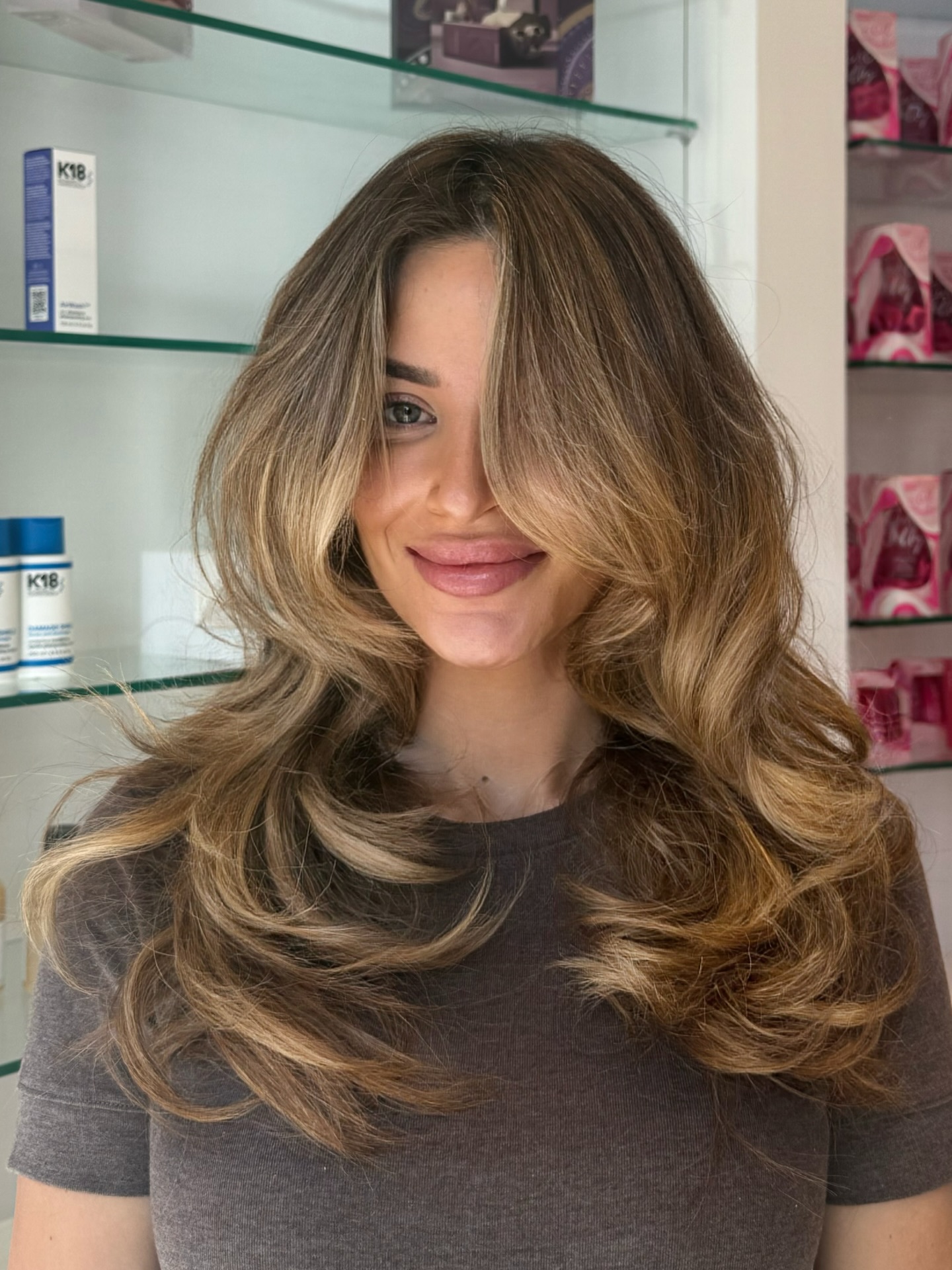 This kind of hair just hits different ✨
Soft layers, seamless blend and that effortless bounce we’re obsessed with 🤍
Hair by @hairbybeth.dubai because when it’s done right, it shows 💆🏼♀️
If you’re after healthy, voluminous, perfectly polished hair… this is your sign.
Balayage with FREE cut & blowdry from AED 650, optional Toner AED 100 and treatments from AED 150.
Blowdry AED 150, extra AED 50 for long hair or hair extensions.
Prices subject to 5% VAT
📍 The Salon Dubai — Golden Mile, Palm Jumeirah
💌 DM us to book your appointment
Dubai hair, but make it flawless 💖
#TheSalonDubai #GoldenMile #DubaiHair #SoftLayers #HairGoalsDubai SalonHair ThatGirlHair