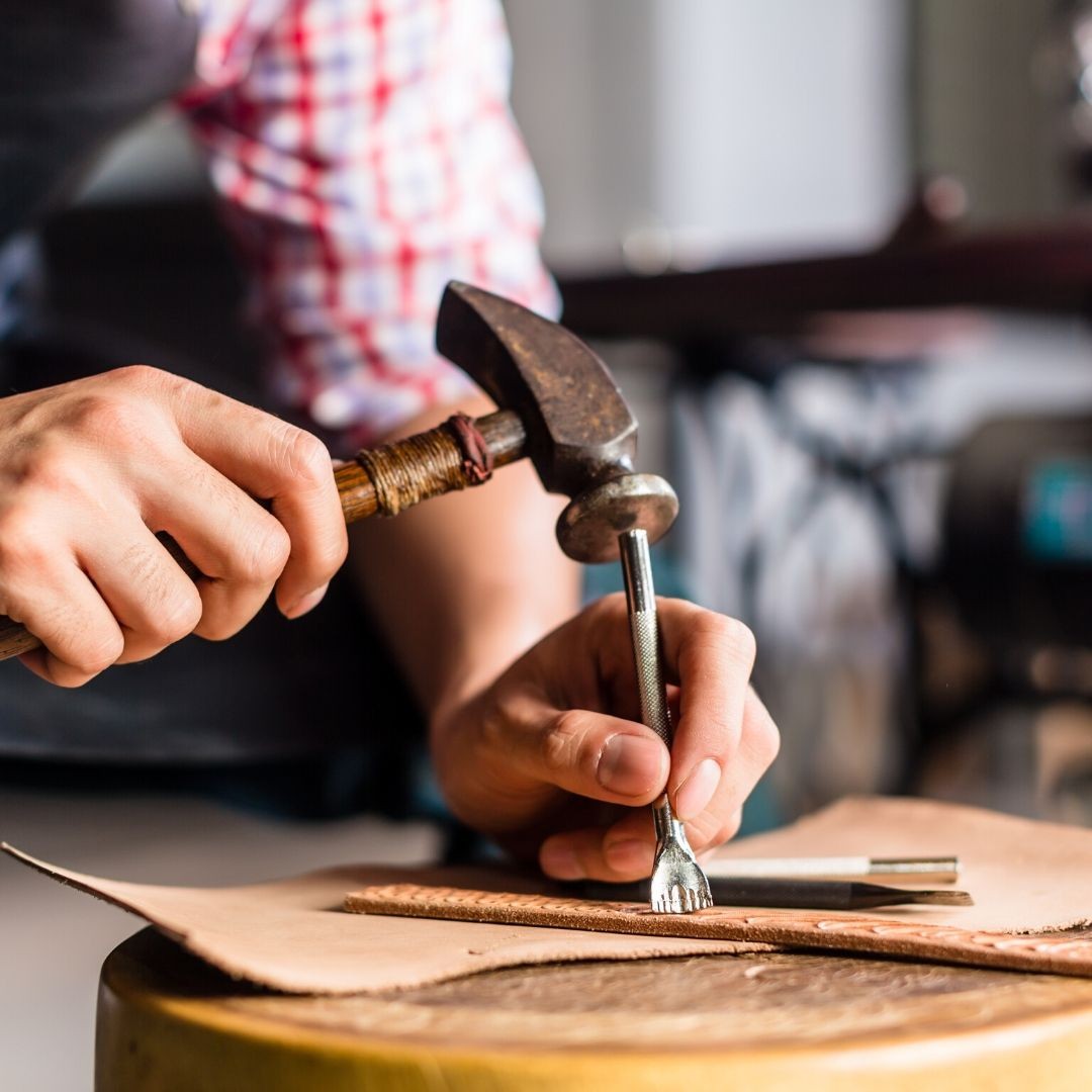 🤷🏼♀️ How long does it take to make a saddle?
👉🏼 A handmade saddle takes a minimum of 10 days from start to finish for an experienced saddle maker.
👉🏼 A saddle maker can work on several saddles at once because there are some stages when it has to dry for a long period of time before the next step can be taken.
Every saddle is crafted with care and attention. The materials used are very important to the process and no short cuts can be taken. Love and dedication go into every saddle! 💛
#Saddletrader #saddletraderuk #Saddle #Saddleforsale #stocksadle #horseridinguk #horsesofinstagram #Tackforsale #saddleshop #saddlery #cowboy #horsefashion #ridinggear #horselover #cheval #horseownersofinstagram #horselife #equestrianlife #equinehour #equinelove #westernlife #countrylife #horserider #equinelove #countrysideliving #countryliving