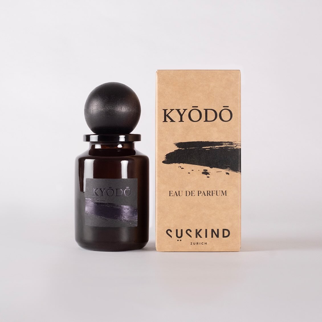 Neu: Kyodo, der neue gourmand-mineralische Amber-Duft von @sueskind
Die Zürcher Parfümerie Süskind lanciert Kyodo, einen exklusiven Duft mit dunkler, intensiver und trocken-holziger Amber-Note mit süsslich-mineralischer Tiefe.
Komponiert wurde Kyodo von Philip Kraft, einem weltweit renommierten Riechstoffchemiker. Prägend ist das neuartige Captive Ambranova®, aus nachhaltigem Zedernholzöl hergestellt. Es besticht durch aussergewöhnliche Intensität, animalische Oud-Akzente und pfeffrige Nuancen.
#scent #nicheperfume #sueskindzurich