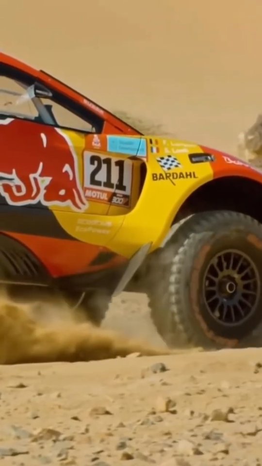 A Bardahl é um patrocinador histórico e parceiro técnico de destaque no Rali Dakar, mantendo uma presença ativa na edição de 2026.
Participação no Dakar 2026
Parceria Principal: A Bardahl continua a sua colaboração oficial com a equipa Sébastien Loeb Racing (Loeb Fraymédia Motorsport) para o Dakar 2026.
Resultados Recentes: Após vitórias consecutivas na categoria SSV em 2024 e 2025, a marca procura o "tri" em 2026.
Destaque Individual: O piloto Xavier de Soultrait, embaixador da marca até 2027, alcançou o 3.º lugar no pódio da categoria SSV no Dakar 2026 (terminado em janeiro).
Outros Apoios: A marca também patrocina pilotos como Mohammed Balooshi e Rafic Eid na edição de 2026.
Histórico e Tecnologia
A Bardahl utiliza o Dakar como um "laboratório extremo" para testar os seus lubrificantes e aditivos:
Bahrain Raid Xtreme: No passado recente, colaborou com a Prodrive e Sébastien Loeb no projeto Hunter.
Inovação: Recentemente, introduziu a gama Plasma, desenvolvida com fórmulas de base vegetal para resistir às condições rigorosas do deserto, promovendo maior sustentabilidade e proteção mecânica.
Pode encontrar produtos da marca para manutenção e competição em
👉www.innolub.pt👈
