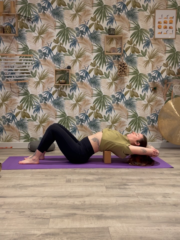 Je suis très heureuse de soutenir Mama Moves, un programme prénatal & postnatal complet créé par @junechezvous_yoga.
Vous y trouverez 35 vidéos de yoga, Pilates, respiration, méditation, ainsi qu’un journal bien-être… Un vrai accompagnement pour vivre la grossesse et le post-partum en conscience et en douceur.
Avec mon code MAMA-LAETITIA15, vous profitez de 15% de réduction sur le programme complet.
Pour toutes celles qui ont envie de se sentir soutenues, en sécurité et connectées à leur corps dans cette période si particulière. 🤍
Je pratique le programme depuis quelques semaines et je valide complètement. C’est tellement agréable de se laisser porter ! 😍
Un véritable moment de bien-être à s’offrir ou à offrir à une future maman.
En ce moment je ressens vraiment mon corps changer et je dois complètement adapter ma pratique avec ce nouveau bidon. Le programme m’aide vraiment à m’approprier cette nouvelle enveloppe. 🙏
#yogaprenatal #yogapostnatal #yogaenceinte #yogaenligne