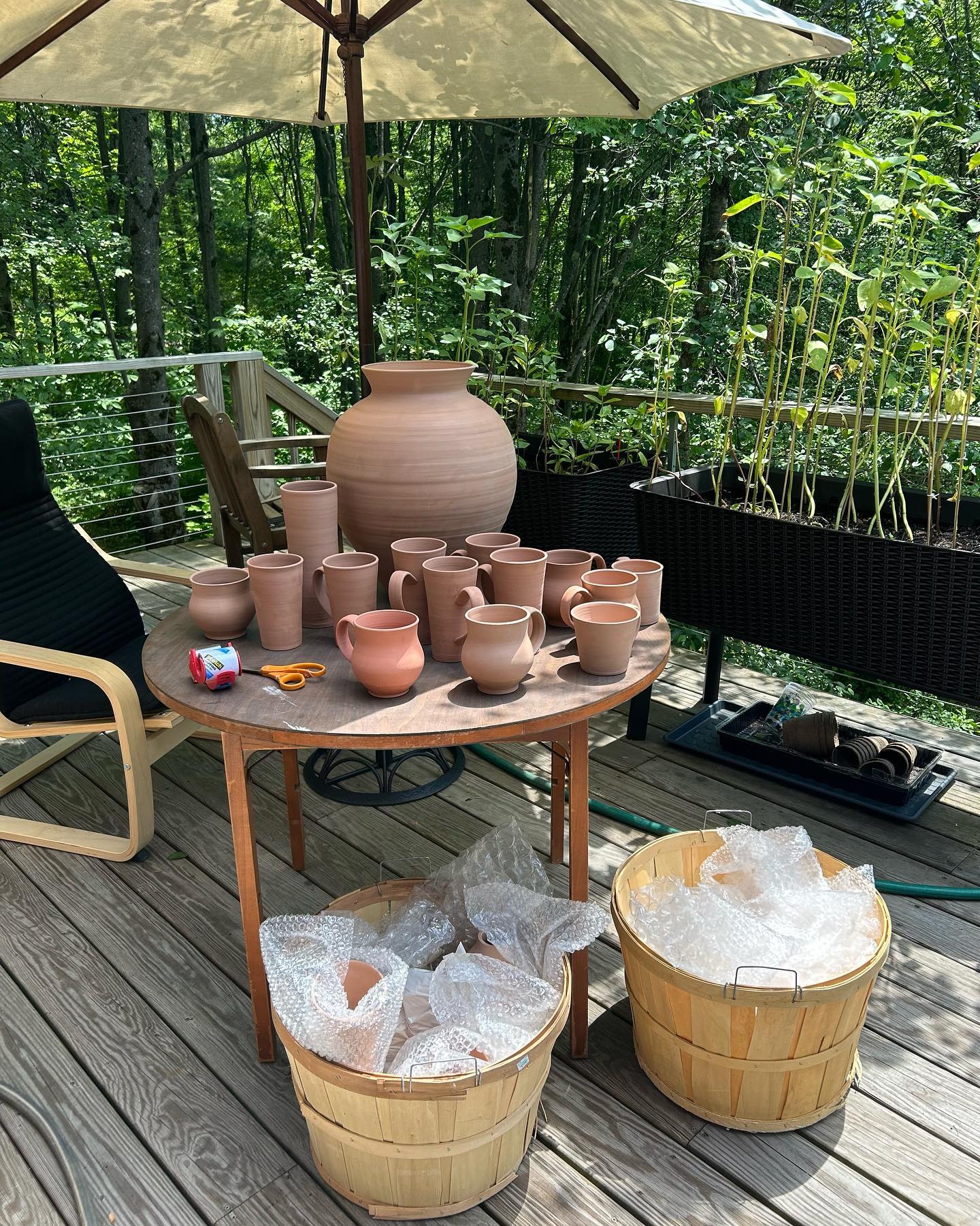 🌱Making the most of working from home while my van door is being fixed 🌞🌻🌿
#pottery #ceramics #outdoor #workspace #naturelove