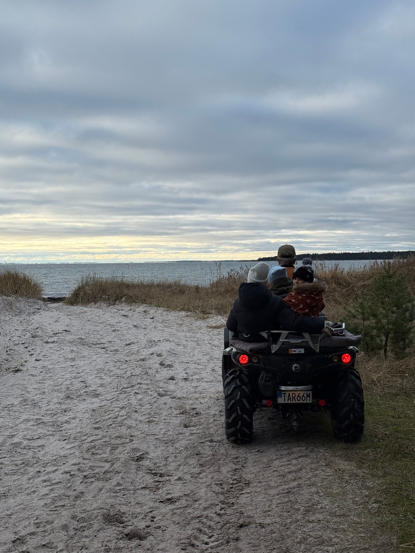 Min La Marzocco, vi har åkt till Gotland för att besöka Gunnar och Cecilia! Här står en rostfri Linea Micra tillsammans med en svart Picokvarn. Vi pratade om livet som pensionär, kafferutiner och när cappuccinon byts ut till ett glas bubbel.
På bloggen finns nu hela inlägget ✨