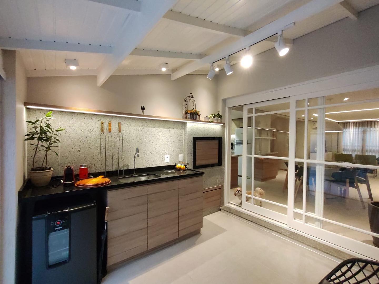 Aconchego e sofisticação
em forma de área gourmet.
Uma pequena amostra
desse projeto super aconchegante perfeito para receber a família e os amigos.
#cozinhasdeluxo #cozinhaslindas
#cozinhassofisticadas #cozinhasdesucesso
#arquitetura #interiores #arquiteturaeinteriores
#serragaucha #cozinha
#projetosdeinteriores #arquitetonico #moveis #sobmedida #areagourmet #churrasqueiragourmet