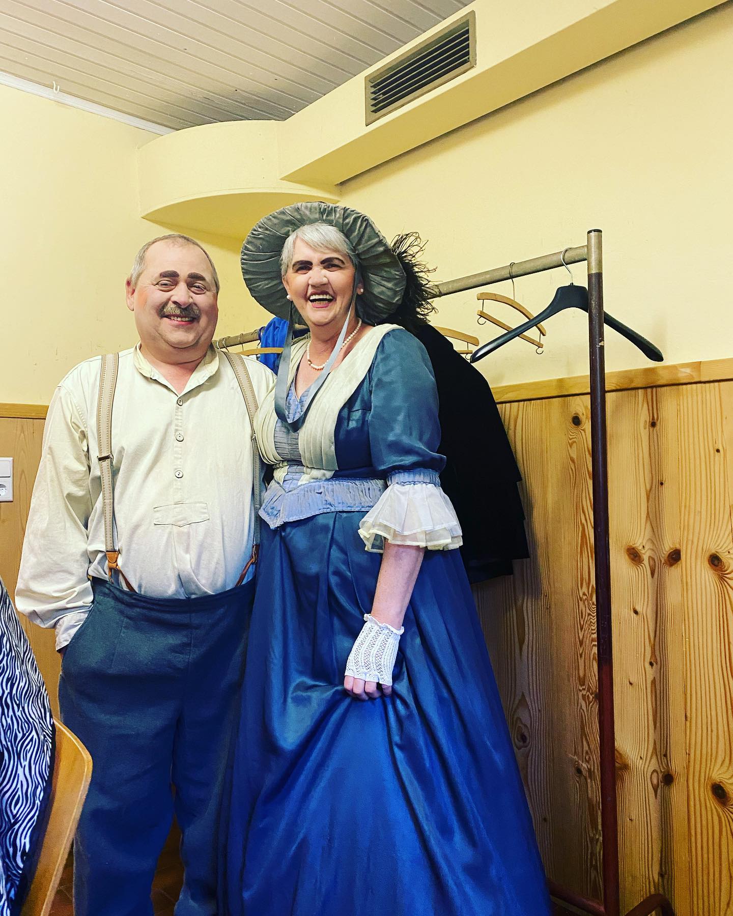 So, genug geblödelt 😜
Jetzt wird’s ernst 😉
Heute Abend feiern wir Premiere und wir freuen uns sehr auf euch 🎉🎭
#theater #laientheater #komödie #proben #premiere #havingfun #rehearsels #theatre