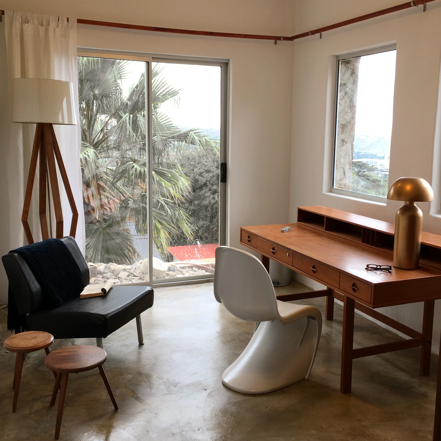 Mid-century office vibes.
#signaturestudioarchitects #midcenturymodern #pantonchair #interiordesign