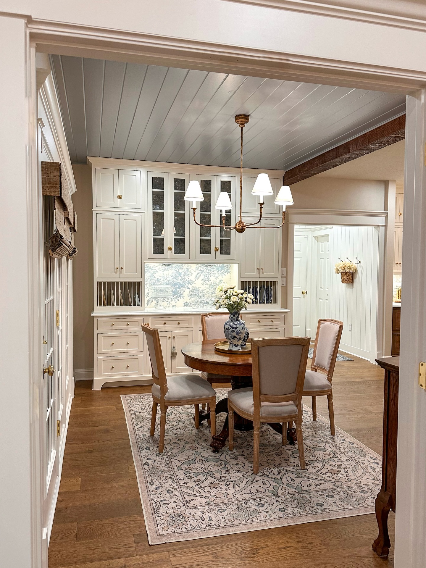 Can we talk about this precious breakfast room for a second?😻The toile wallpaper, blue planked ceiling, antique china plate wall… AND those built-ins…so much vintage charm packed into one space!
One of my favorite before and afters🥹
•
•
• Awesome construction by our friends @andersonfamilybuilders 🛠️
