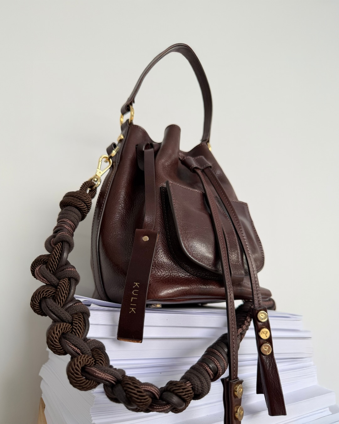 OSTATNIE GODZINY PRZECEN
To już naprawdę końcówka.
Wybrane modele torebek KULIK w obniżonych cenach są dostępne tylko przez ostatnie godziny.
Jeśli któryś fason był „na później” — to jest ten moment.
Ręcznie robione w Polsce, ponadczasowe formy, skóra, która zostaje na lata.
Przeceny znikają jutro w południe.