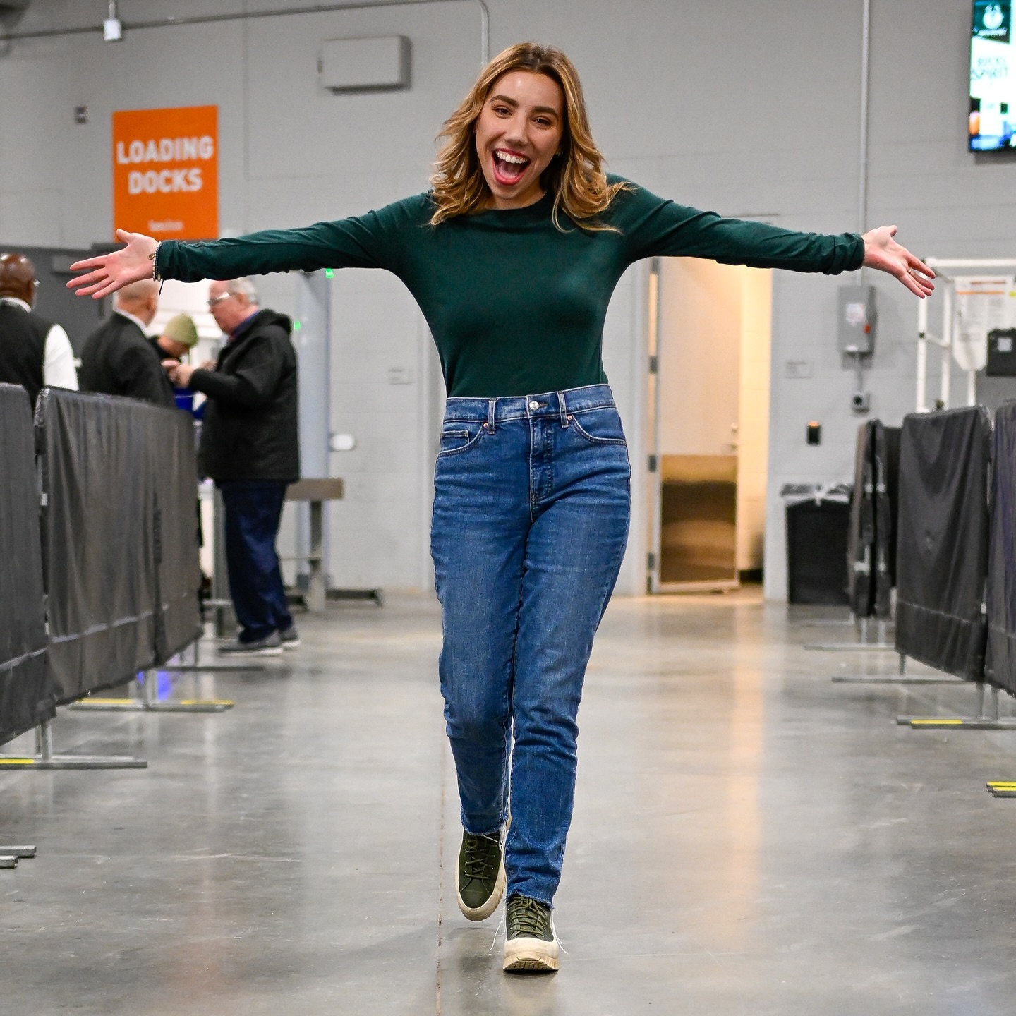 How we welcome back two greats to Fiserv Forum tonight, @jrue_holiday11 and @pantone356
Thanks for my second ever walk-in photo and bringing Jrue back to us, even if it’s only for a few hours!
📸: @pantone356