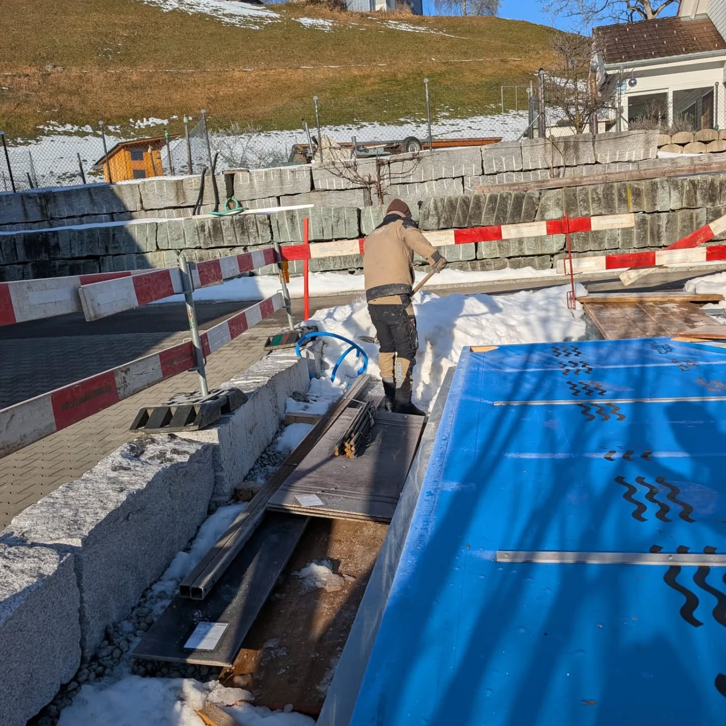 💪 Diese Woche wieder voll im Einsatz!
Nach dem vielen Schnee hiess es erstmal: ❄️ Schnee entfernen.
Da der Pool erhöht liegt, formen wir jetzt mit Flachstahl die Treppen – Schritt für Schritt Richtung Sommer 🌞🏊♂️
#poolbau #wiederimEinsatz #baustelle #handwerk #poolproject