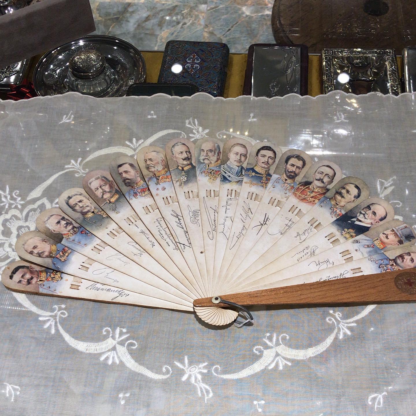 Anticoponteantiquariato. Raro ventaglio austroungarico con le firme dei generali. Visita il mio sito anticoponteantiquariato.com. Link in bio#antique #antiques #antiquariato #antiquities #ventagli #ventagliantichi #antiqueshop #antiquitäten #vintagestore #