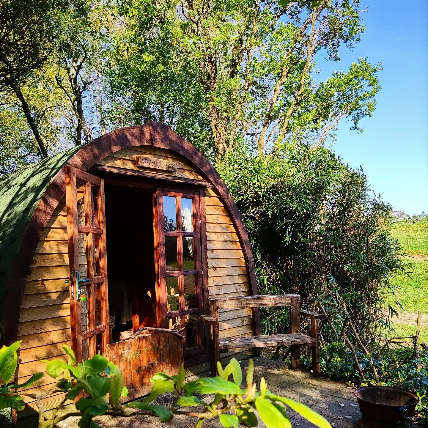 Wollemia has had an eventful year... Here you can see the little firepit on the patio, we have now transformed the space below the pod into a larger and exclusive place to keep toasty of an evening 🔥
We have planted the area out with potted on plant babies from the garden and included herbs and veg which you are welcome to add into your plant based meals 🌱
#pod #glamping #veganglamping #transformation #firepit #fireenergy
#lush #green #naturelovers
#growing #keepingmoving #sculpt #adapt #thegreenhousesparetreat #toasty #plantbased