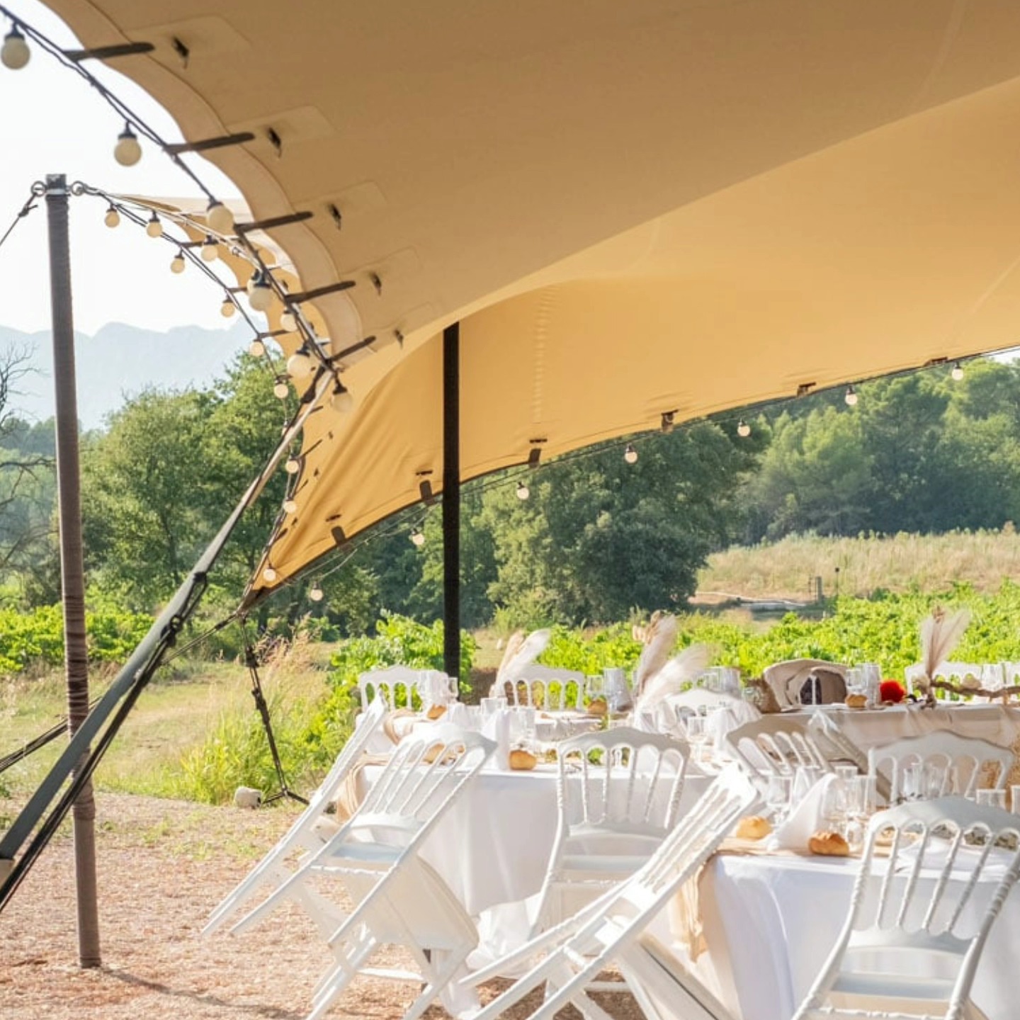 🌸 Des fleurs pour sublimer votre mariage, avec style et passion ! 🌸
Mon métier ? Transformer votre lieu de mariage en un véritable écrin floral, unique et mémorable ! 🌿✨ En tant que décoratrice florale, je crée des ambiances qui vous ressemblent, avec des compositions sur-mesure pensées pour marquer les esprits. Des bouquets de mariée aux arches fleuries en passant par les centres de table, chaque fleur est soigneusement sélectionnée pour un rendu exceptionnel !
Mon objectif ? Faire de chaque détail un moment d’émotion ! 💖 Du choix des couleurs aux arrangements sur place, je mets tout mon savoir-faire au service de votre vision pour créer une atmosphère à couper le souffle.
Prête à faire fleurir vos rêves ? 🌺 Contactez-moi pour qu’on crée ensemble une déco florale qui vous ressemble, et qui fera pétiller chaque instant !