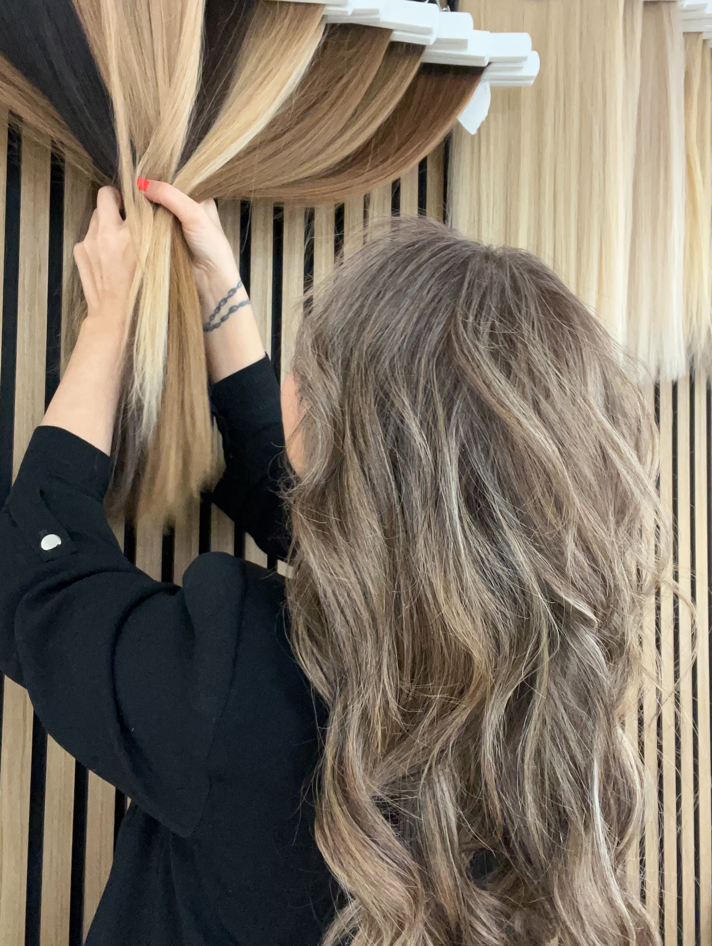 Haare sind nicht einfach Haare.
Sie tragen Erinnerungen.
Sie geben Sicherheit.
Und manchmal verlieren wir genau dieses Gefühl.
Diese Haare hier stehen für Vertrauen.
Für Frauen, die sich wieder erkennen möchten,
wenn sie in den Spiegel schauen.
Bei Bel Hair geht es nicht um mehr.
Sondern um wieder du sein.
Still. Ehrlich. Hochwertig.✨
Deine Veränderung beginnt dort,
wo du dich sicher fühlst.
Bel Hair · Küsnacht
Exklusive Beratung nach Termin
#belhairküsnacht
#vertrauen
#premiumextensions
#luxushaare