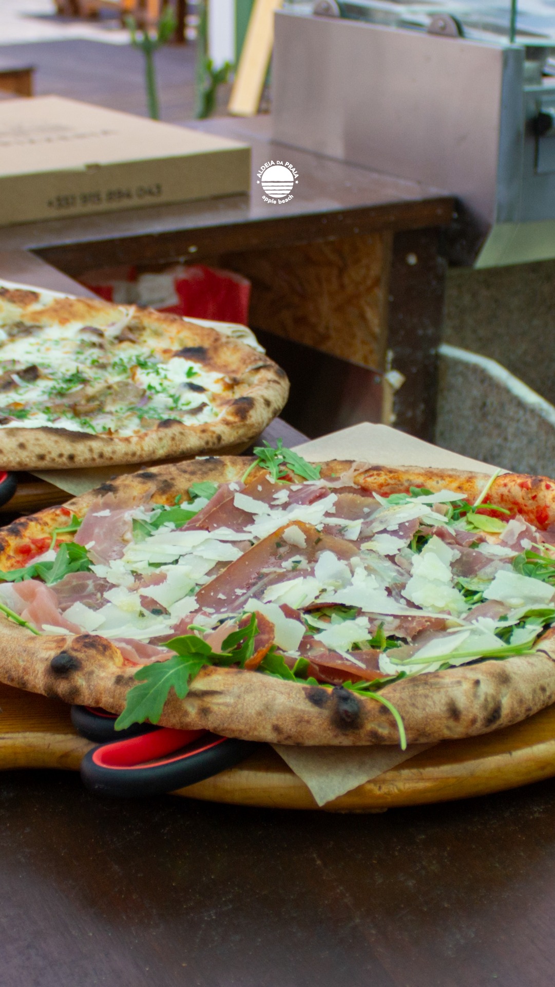 🇵🇹 Tudo melhora com queijo derretido. E esta crosta? Nem se fala.
@ama.pizzeria
🇬🇧 Everything gets better with melted cheese. And that crust? Don’t even get us started.
#AldeiaDaPraia #AmaPizzeria #PizzaPerfeita #FoodieMoment