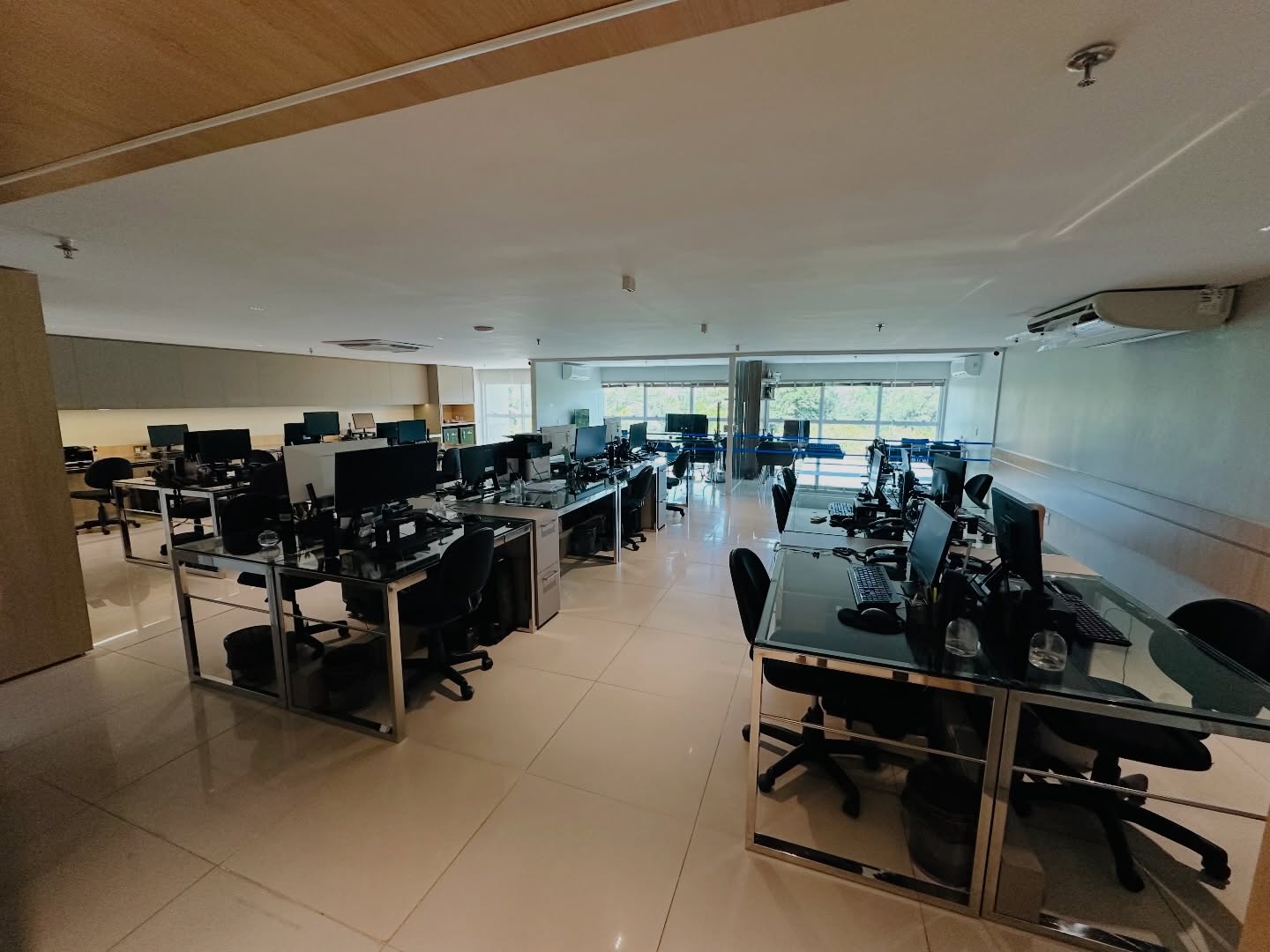 Nosso ambiente de trabalho reflete aquilo em que acreditamos: organização, profissionalismo, transparência e foco em resultados.
Apresentamos um pouco do nosso escritório, pensado para oferecer conforto à equipe, eficiência nos processos e uma experiência profissional de alto nível para nossos clientes e parceiros.
📍 Localização:
Torre Empresarial Iguatemi
Av. Washington Soares, 85 – Sala 211, 212 e 213, Edson Queiroz – Fortaleza/CE
Um dos endereços corporativos mais estratégicos da cidade, com fácil acesso, infraestrutura completa e um ecossistema empresarial que favorece conexões, negócios e crescimento.
Cada detalhe do espaço foi planejado para sustentar nosso propósito: entregar serviços com qualidade, responsabilidade e visão de longo prazo.
Seja bem-vindo(a). Este também é um espaço de construção conjunta.
#Escritório #AmbienteCorporativo #Profissionalismo #Empreendedorismo #Gestão Fortaleza TorreEmpresarialIguatemi