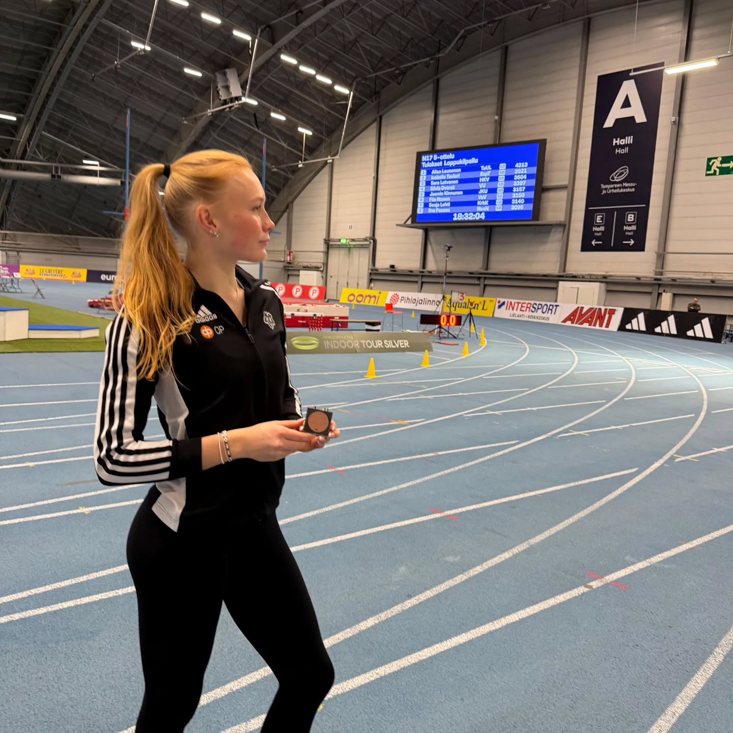 Kauden 2026 ensimmäiset SM-kilpailut käytiin viikonloppuna Tampereella nuorten hallimoniottelujen merkeissä.â¨
Mitalikantaan ja Kalevan maljan pisteille kisaveikoista N17 sarjan 5-ottelussa pronssille otellut Sara Latvanen @_sara.casandra_ sekä M17 sarjan 7-ottelun hopeapallille noussut Markus Waithaka @markuslettu
Mukana kisaamassa olivat myÜs M19 Daniel Lee, M17 Elis Sundholm ja T15 sarjan Enia Gßrler sekä Minea Onnela.
#kisaveikot
#hkvâď¸âď¸âď¸âď¸âď¸