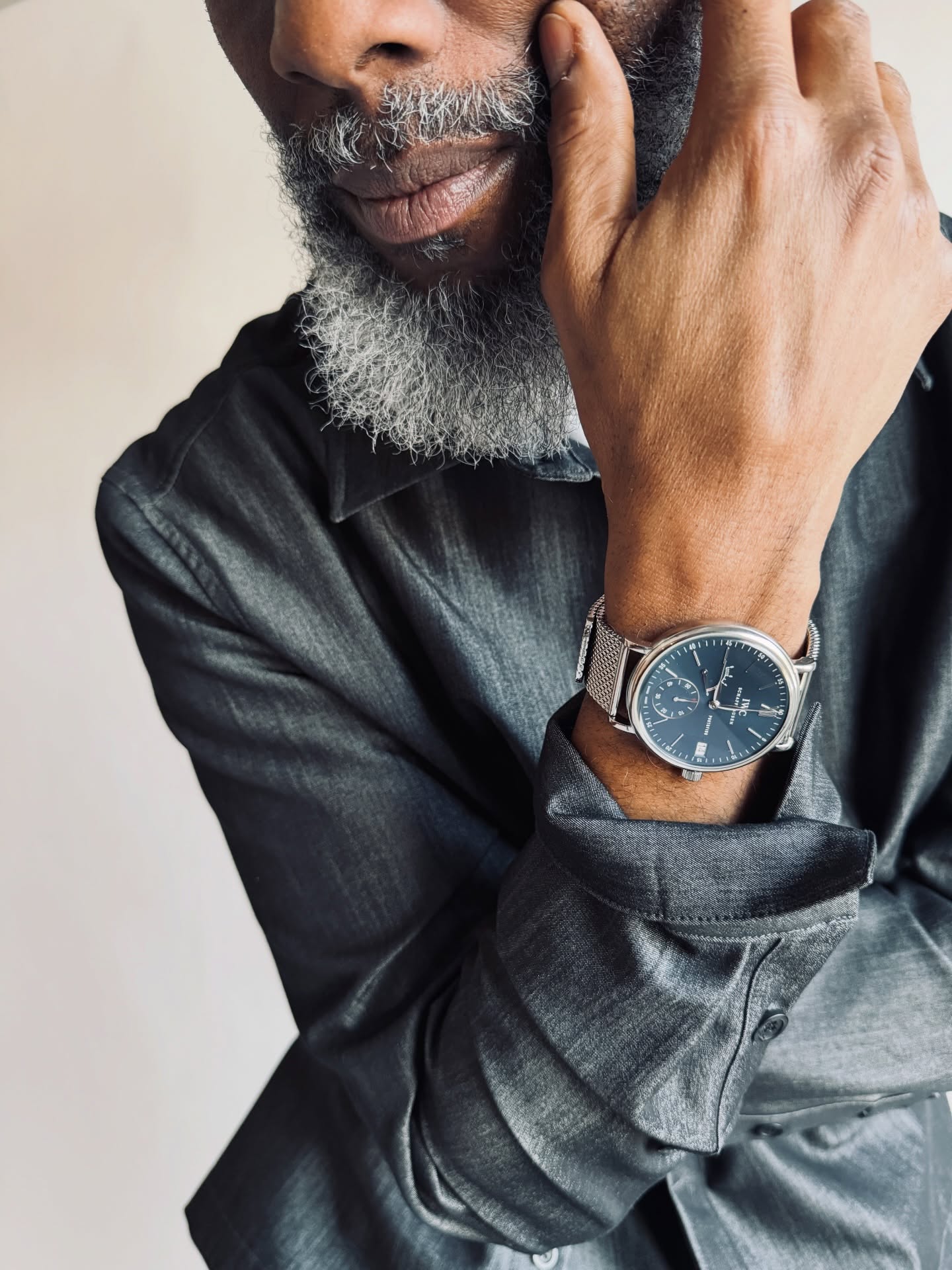 In a world that feels loud, unstable, and constantly pulling at your attention—
I’m choosing calm.
All grey. No chaos.
Just presence, discipline, and quiet power.
On the wrist: IWC Portofino Hand-Wound Eight Days (IW510116)
A reminder that time isn’t something to fear…
it’s something to honor.
#jaymznylonofficial #GreyStyle #QuietLuxury #IWCPortofino #TimeSublime