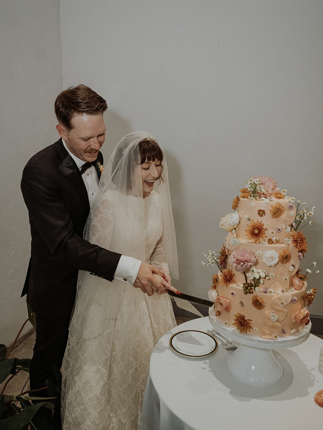 A dreamy autumn wedding that felt timeless and cinematic 🍂The three-tiered cake was adorned with fresh florals, soft peach buttercream & layers of lemon cake with lavender buttercream 🤍