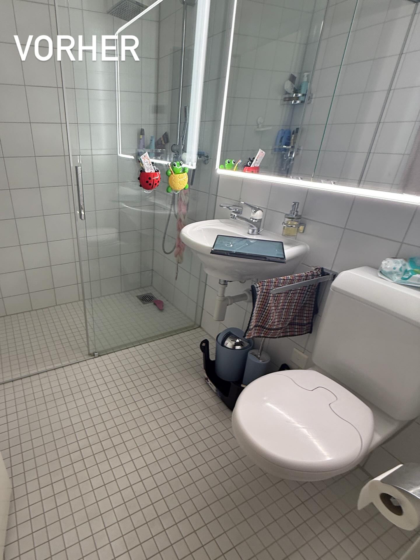 Ersatz Apparate in Bellach 🚿💦
Vorher:
Badezimmer mit Dusche inkl. Glasduschwand, Lavabo und WC.
Nachher:
Rückbau der bestehenden Dusche inklusive Glasduschwand und Armaturen. Einbau eines Waschturms sowie neues Lavabo und neues WC.