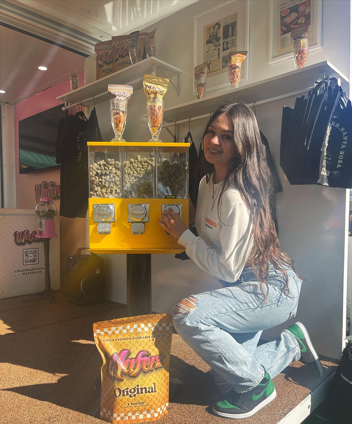 Waferzzzzzz….Come & getchyaaaa Waferz! 😋💕🍦💚
#smokinongelato #waferz #gelato #indoor #hallofflowers #themarijuanamedium