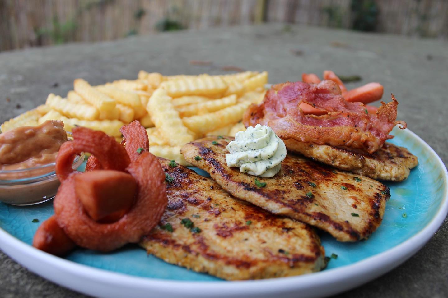 Bei diesem Anblick kann einem doch nur das Wasser im Mund zusammenlaufen😍
#grillteller #foodporn #hellisimbiss