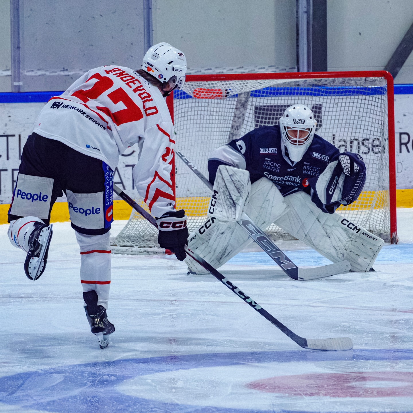 En superlørdag i 1. divisjon over livsviktige kamper der hvor hvert poeng teller nå.
@kongsvingerishockey vinner 4-2 mot @tromsohockeyherrer på bortebane og går forbi nordlendingene på tabellen. En god Oliver Norgren i Kongsvinger-målet vinner man of the match samt at Aleksander Stømner står for to av målene til Kongsvinger.
Toppmatchen i Hønefoss som hadde alt der hvor @ringerike_panthers vinner 3-2 over @gjovikhockey foran over 1200 tilskuere med Thomas Bækken som matchvinner og kampens beste i Schjongshallen.
@mshockeyelite tar en sterk seier over @ski_ishockey_elite i Ski med 3-2 og alle tre poengene hjem til Garasjen.
Den siste kampen vinner @grunerhockeyofficial over @comethalden med 4-1 i Grünerhallen og da får vi denne tabellen med 9 og 10 kamper igjen:
1. Ringerike 25 kamper - 63p
2. Gjøvik 25 kamper - 56p
3. Grüner 25 kamper - 52p
————————————
4. Manglerud Star 26 kamper - 36p
5. Ski Ishockey 25 kamper - 34p
6. Comet 26 kamper - 31p
-———————————
7. Kongsvinger 26 kamper - 18p
8. Tromsø 26 kamper - 16p
Topp 5 poenglista:
1. John Beaton (Ringerike) 19+24 43p
2. Sebastian Åkesson (Ringerike) 10+29 39p
3. Vincent Reimer (Gjøvik) 27+9 36p
4. Philip Hägerström (Ski) 15+16 31p
5. Erik Müller (Ringerike) 11+20 31p
#2hockey #hockey4you #norskishockey #norskhockey #1div