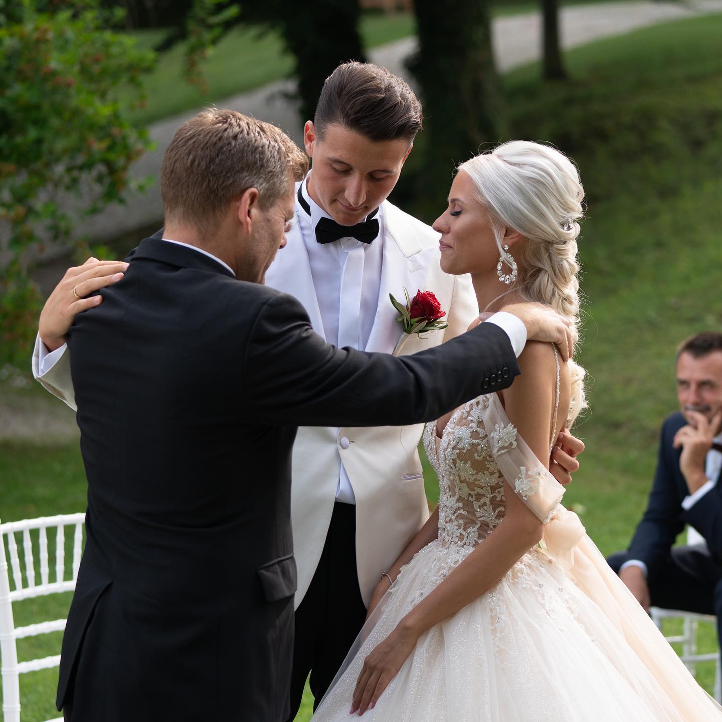 A beautiful and meaningful moment. Praying for blessing on this precious couple as they honoured God at the start of their married life together and made Him central to their journey together. 🙏
“Though one may be overpowered, two can defend themselves. A cord of three strands is not quickly broken.” 📖 Ecclesiastes 4:12
#destinationwedding #wedding #hochzeit #trauredner #bride #bride2021 #bridedress #weddinginspiration #brideinspiration #freietrauung #hochzeitsredner #weddingspeaker #pastor #prayer #gebet #honor #god #life #blessings #blessing #strength #christian @lavilla_amstarnbergersee