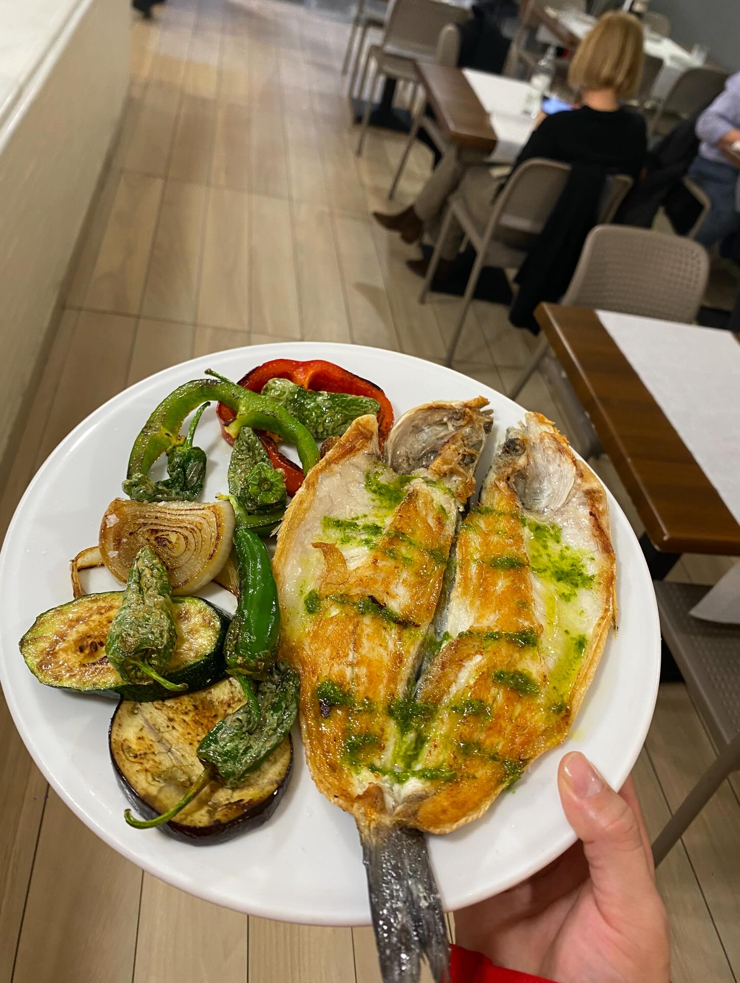 Lubina a la espalda 🐟 con verduras a la plancha! 😍