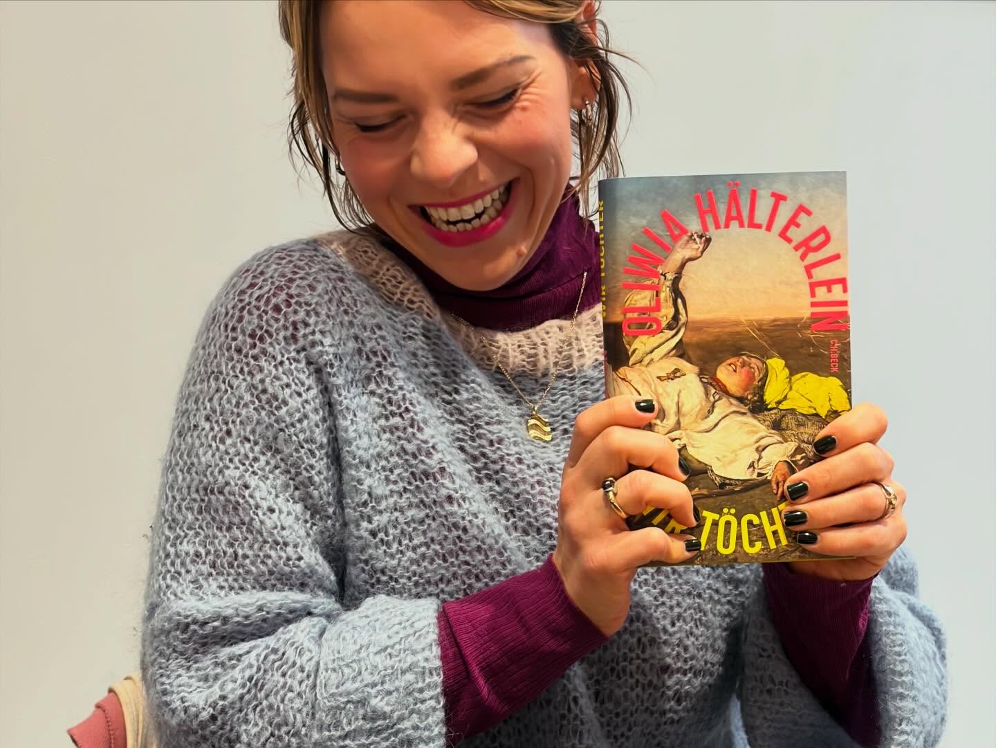 Poésie à Paris 🥀Poeterei in Paris
Zweite Woche @ateliermondialart
Kunst heilt alle Wunden
Musée d'Orsay und vom Nutzen der Freundschaft im Kunstbetrieb (Isabelle Graw)
17000 Schritte im Durchschnitt
Mein Buch bei einer Bloggerin gesehen
Mein Buch
Die Töchter kommen an, wir feiern unverhofft, ich liebe Grün und ich denke: Jetzt ist es nicht mehr mein Buch, jetzt gehört es euch, es ist fertig gemeißelt in eine Buchskulptur
Ich sammle Wörter, Zines, Workshops, open studios von den anderen artists @citedesartsparis und bekomme hier viel geschenkt
Videowork @sarahtakesphotos
Photowork von Mobolaji Ogunrosoye
Filzwork @piamannikko
Curatorial tactics of resistance @viragszentkiralyi
A Green Candle Night mit Blick auf Seine und glitzernden Eiffelturm
Wir sprechen über Claudia Dey Daughter A Novel & Solvej Balles Über die Berechnung des Rauminhalts und ich kanns kaum erwarten @aydenleroux Buch zu lesen
Erzähle immer noch allen vom Pariser Untergrund, den Katakomben
Alle lieben Mimosen und geben dafür 15+ Euro aus
Ich entdecke einen polnischen Laden, kaufe kiszone ogórki und gehe danach zur Lesung #russischespezialitäten @dmitrij_kapitelman @mhh_paris @peggy.rolland
Besuche das 18. und 19. Arrondissement und laufe in der Sonne und durch Parks
besuche eine polnische Schule @sylwiawiecaszek
besuche einen Cyanotype Workshop @alicelduncan
besuche cité ciné club und schaue Hmong Sisters @jeffwongfilms und A fistful of Tomatoes Marchi and Andersson @alessandro_314
esse zwiebelsuppe und gehe zu einer jazz jam session, wundere mich, warum da soviel Horn ist, aber keine Frau auf der Bühne
lese Deborah Levy Schöne Mutanten @akiverlag und freu mich über so viel Punk, denke an Kathy Ackers und lese danach Black Vodka und finde, es sollte mehr short stories geben
und während ich das hier vortippe, sitze ich in meinem lieblingscafé, einer caféothèque und all die Apostrophen machen mich voll fertig und da sitzt Rachel Cusk im selben Raum wie ich und ich mache nicht nochmal den Fehler und spreche spontan ein schreibendes Vorbild von mir an sondern höre heimlich zu was sie so sagt und denke: Das ist ein Omen