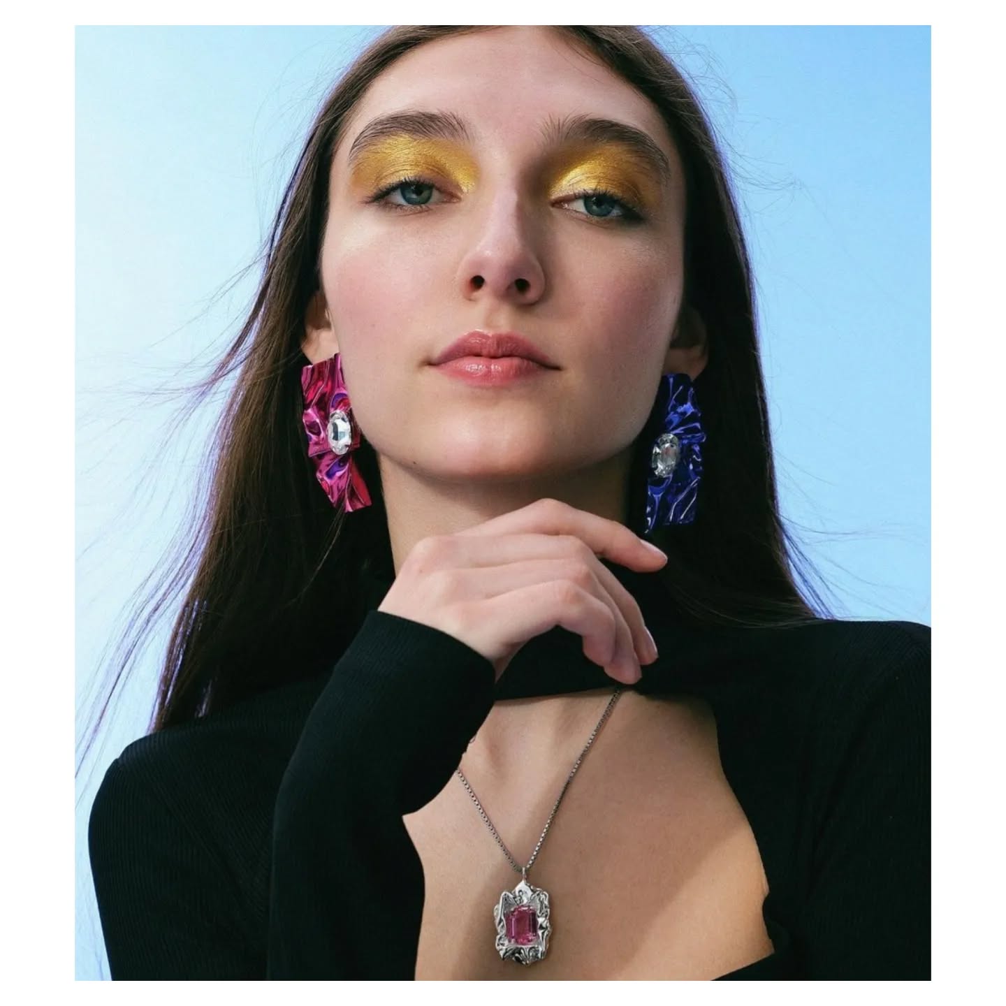 A splash of gold from @tartecosmetics
@makeupwithdani x @sterlingkingny for her AW22 collection 🦋
Photo: @dannny.lim
Model: @lilliteration
Assistant: @hks_ayumi
#makeupwithdani #nycmakeupartist
#skinfirst #cleanmakeup #teamwork #beautymakeup #makeup #nycmua #editorialmakeup