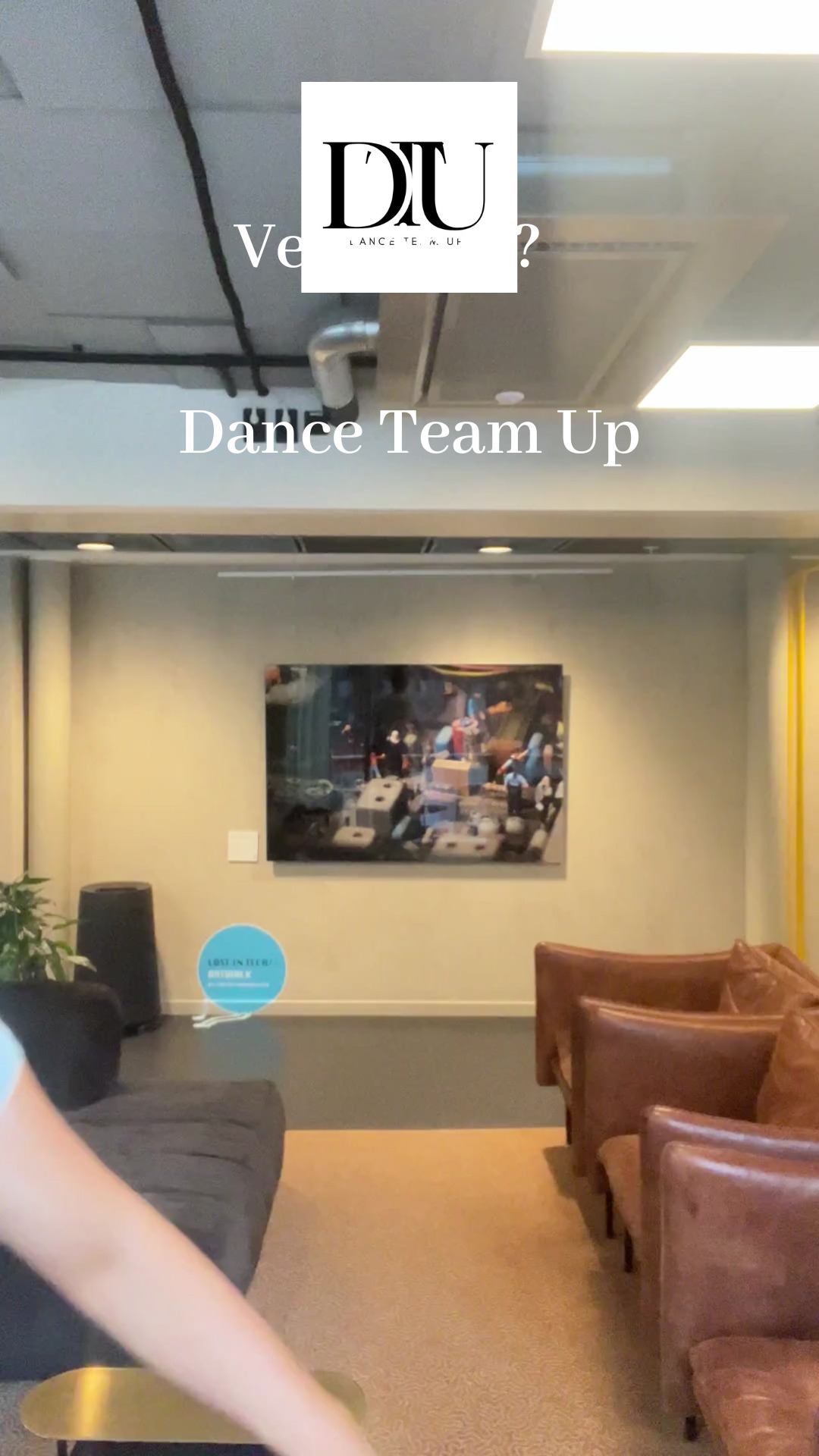 Med oss kommer ni säkert skapa den bästa teamkänslan på er nästa event! Dansteambuilding förbättrar lagarbete genom att stärka kommunikationen, främjar kreativitet och byggar starkare relationer mellan kollegor. Det är ett roligt och engagerande sätt att öka teamets sammanhållning och välmående. #teambuilding #dansaktivitet #teamaktivitet #teams #HR