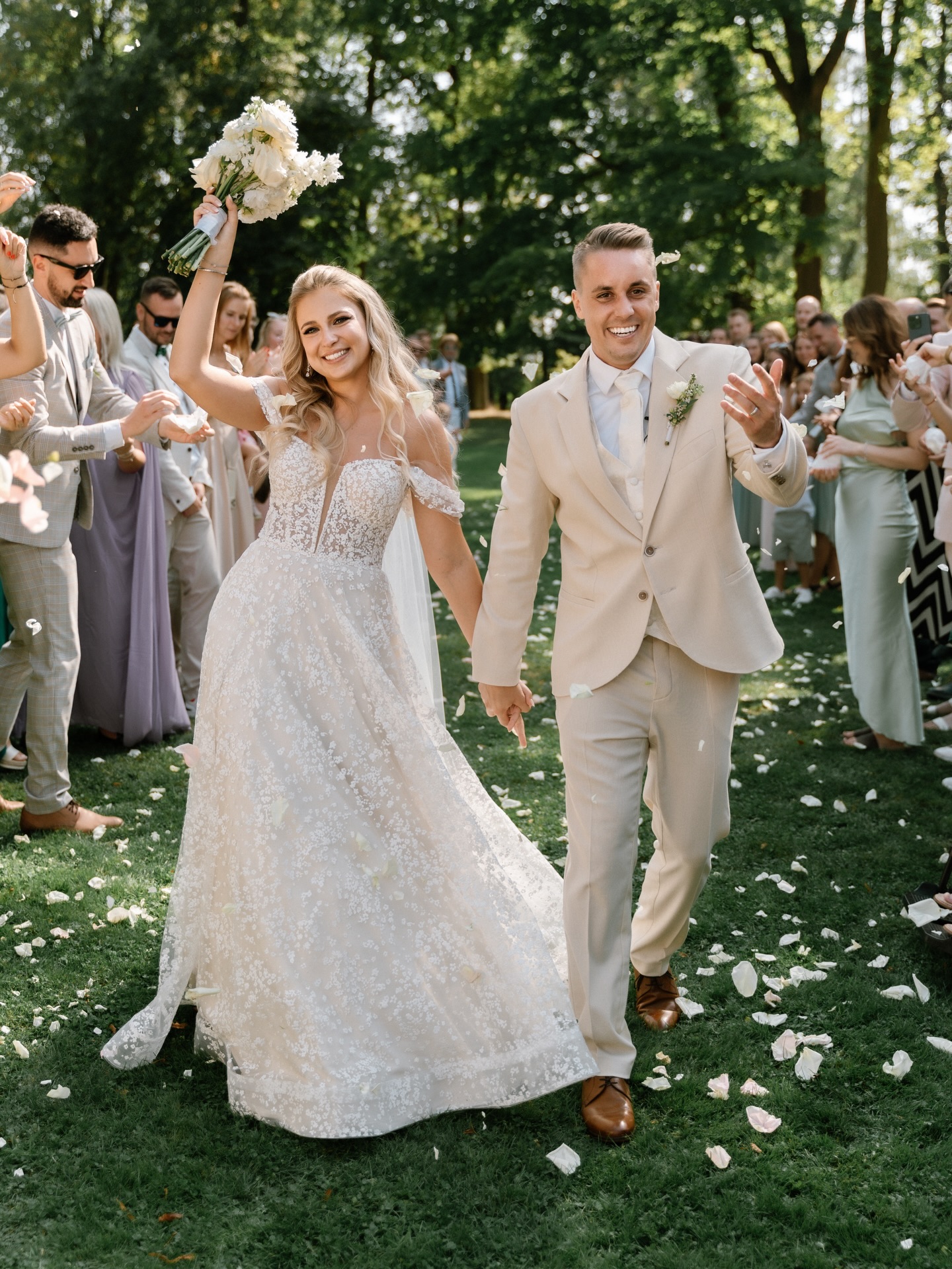 Svatba Adri a Toma v nádherném areálu zámku Ratměřice ✨
Byl to den plný upřímných emocí, dokonalého prostředí, skvělé společnosti a pořádné večerní párty. 🤍
O výzdobu a koordinaci se postaral tým @prolasku.events 🫶🏻
-
#svatebnifotograf #svateba #fotograpraha #photographerprague