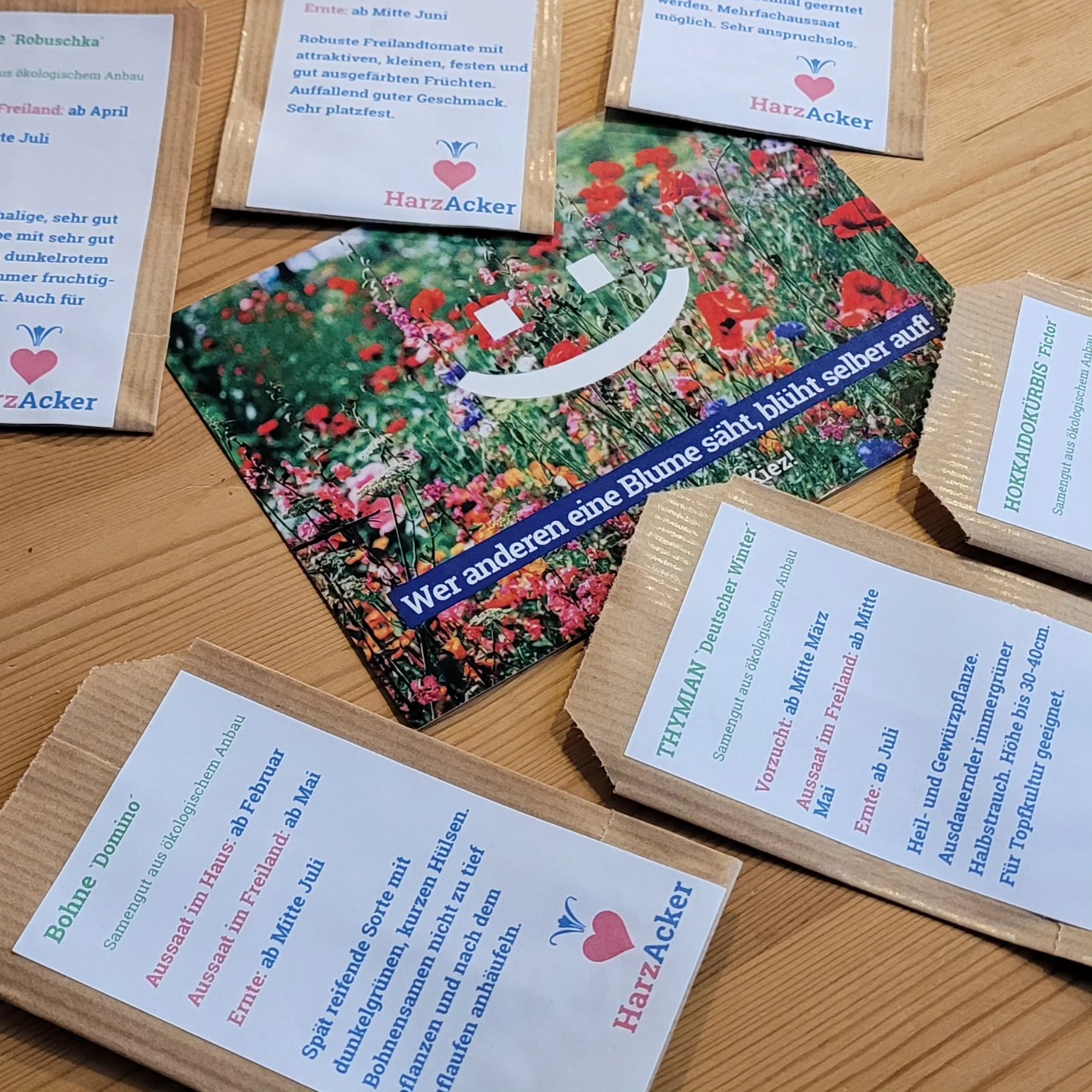 🌱Hallihallo und ein frohes neues Jahr aus dem HarzAcker-Büro!✨️
Die Sonnenstrahlen letzte Woche haben uns so richtig in Frühlingsgartenlaune versetzt.
Wem ging es genauso? 🌞
Wunderbar passend dazu startet demnächst wieder unsere Saatgut-Kampagne im HarzAcker. 🌱
Dafür haben wir euch eine fabelhafte Auswahl an biologischem Gemüse-, Kräuter- und essbare Blütensaatgut vorbereitet, die demnächst (genaues Datum kommt noch!) an verschiedenen Orten im Kiez ausliegen. Ihr dürft gespannt sein, welche tollen Sorten dieses Jahr dabei sind! 🍅🌽🥕🌼
👉🏻Café, Supermarkt oder Bar?
Schreibt uns in die Kommentare, wo ihr unser Saatgut im Harzer Kiez sehen wollt! 😊🌱
#HarzAcker #HarzAckerP25 #HarztalWildeRose #parzellex #pflanzdeinkiez #urbangardening #urbangardeningberlin #communitygardening #gemeinschaftsgarten #urbanfarming #baumscheiben #workshop #partizipation #kleingartenanlage #qmharzerstrasse #stadtnatur #umweltbildung #gesundeernährung #neukölln #harzerkiez #konsumfrei #gruen #senatsverwaltung #berlin #saatgut