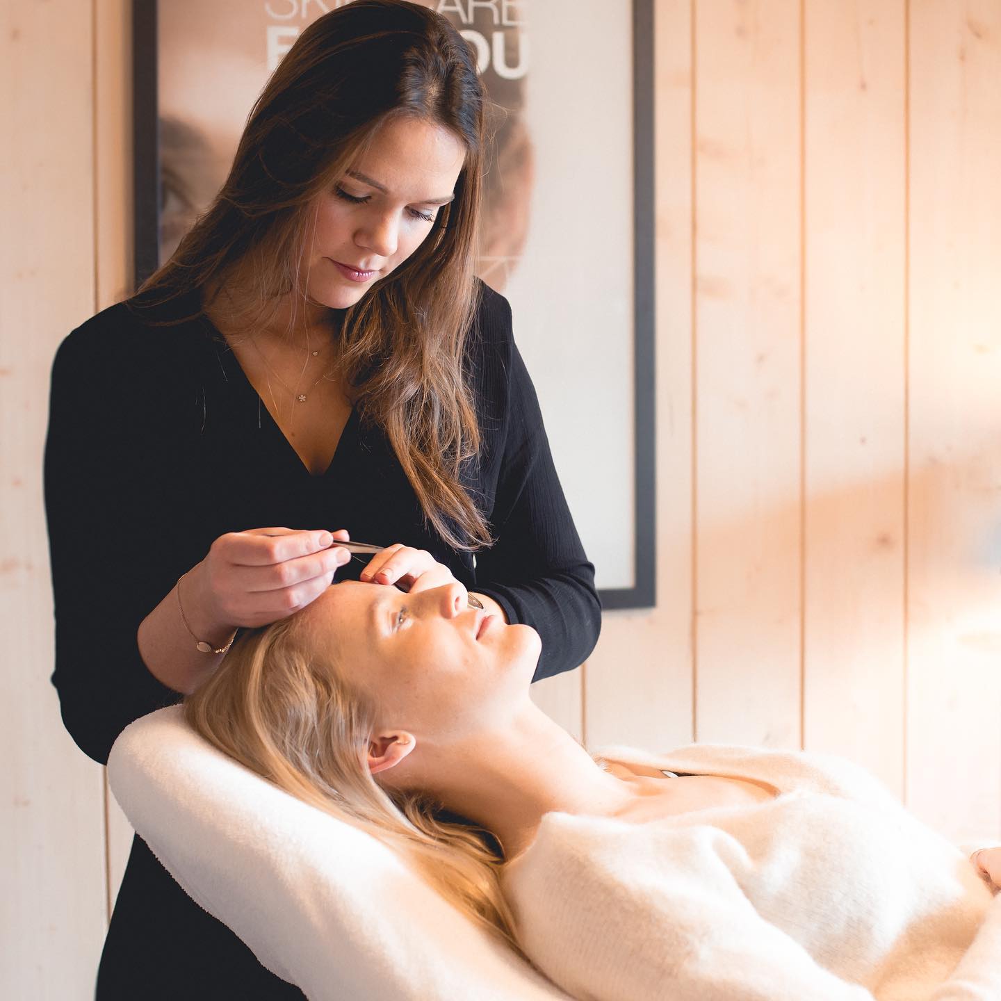 Kan je ook wel eens wat tijd voor jezelf gebruiken? Een momentje van ontspanning?
Bij Beauty by Eline wordt er met plezier tijd voor jou genomen terwijl je geniet van je favoriete verzorging in een gezellige, warme sfeer.
Denk maar aan een ontspannende en huidverbeterende gelaatsverzorging, wenkbrauwstyling, een verzorgende pedicure, wimperlifting, airbrush tanning,...
Bekijk het volledig aanbod en de prijzen op de website.
Tot binnenkort 🤍