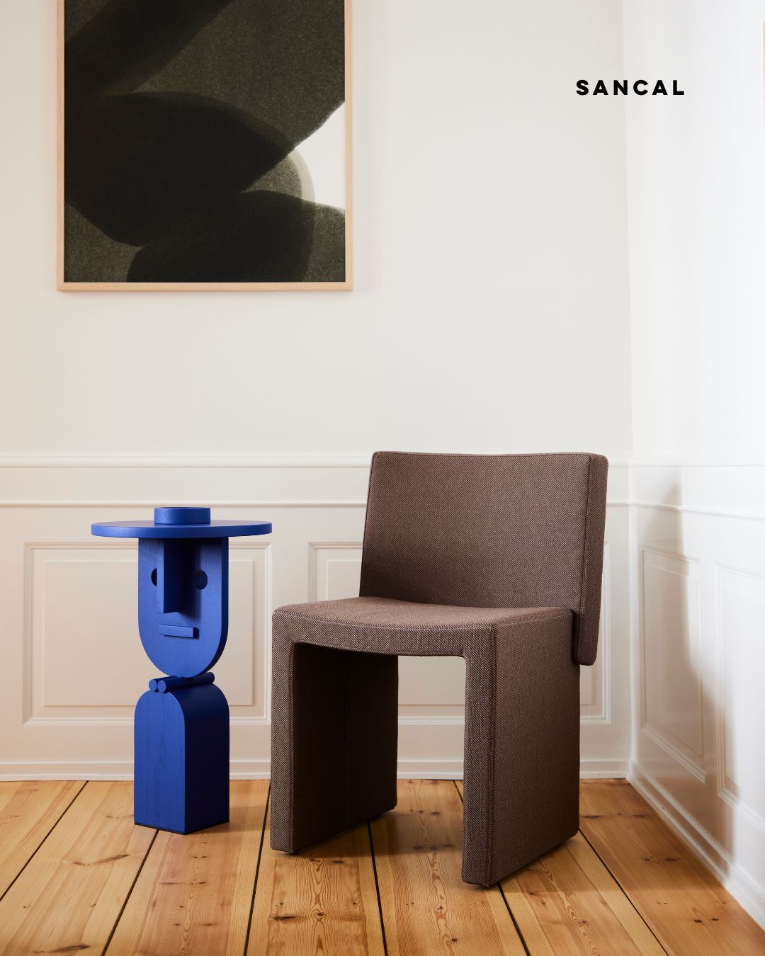 @Sancal
O nome diz tudo: Cita significa "encontro". O Note Design Studio desenhou esta cadeira para a Sancal a pensar naqueles jantares ou reuniões que se prolongam horas a fio.
Visualmente, tem aquela robustez confortável que adoramos, com um encosto curvo que abraça as costas. Mas o segredo está lá em baixo: rodas opcionais quase invisíveis que lhe dão uma mobilidade incrível sem estragar a estética.
Perfeita para uma sala de jantar ou para salas de reuniões.
ENG
The name says it all: Cita means 'meeting'. Note Design Studio designed this chair for Sancal with those dinners or meetings that stretch on for hours in mind.
Visually, it possesses that comfortable sturdiness we love, featuring a curved backrest that embraces your back. But the secret lies underneath: optional, almost invisible castors that provide incredible mobility without compromising the aesthetics.
Perfect for a dining room or meeting rooms.
Design by @notedesignstudio
Would you like more information?
Send us a private message or visit design-minder.com
#DesignMinder #Sancal #ContemporaryDesign #FurnitureArt #IndustrialDesign #MinimalDesign #DesignInspiration #SpanishDesign #NoteDesignStudio #CitaChair #DesignDeInteriores #MobiliarioDeEscritorio