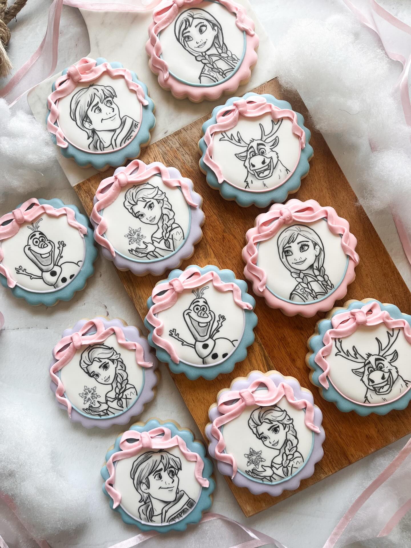 These felt appropriate to share based on the weather coming this week 🥶❄️☃️
.
.
.
.
.
.
#nashvillecookies #frozencookies #disneycookie #wintercookies #elsacookies