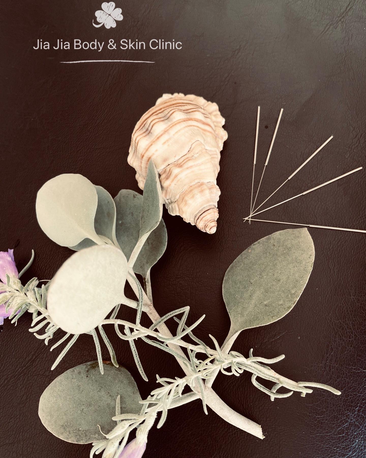 Acupuncture points are believed to stimulate the central nervous system. This, in turn, releases chemicals into the muscles, spinal cord, and brain. These biochemical changes may stimulate the body's natural healing abilities and promote physical and emotional well-being.
#acupuncture #éēø #chinesemedicine