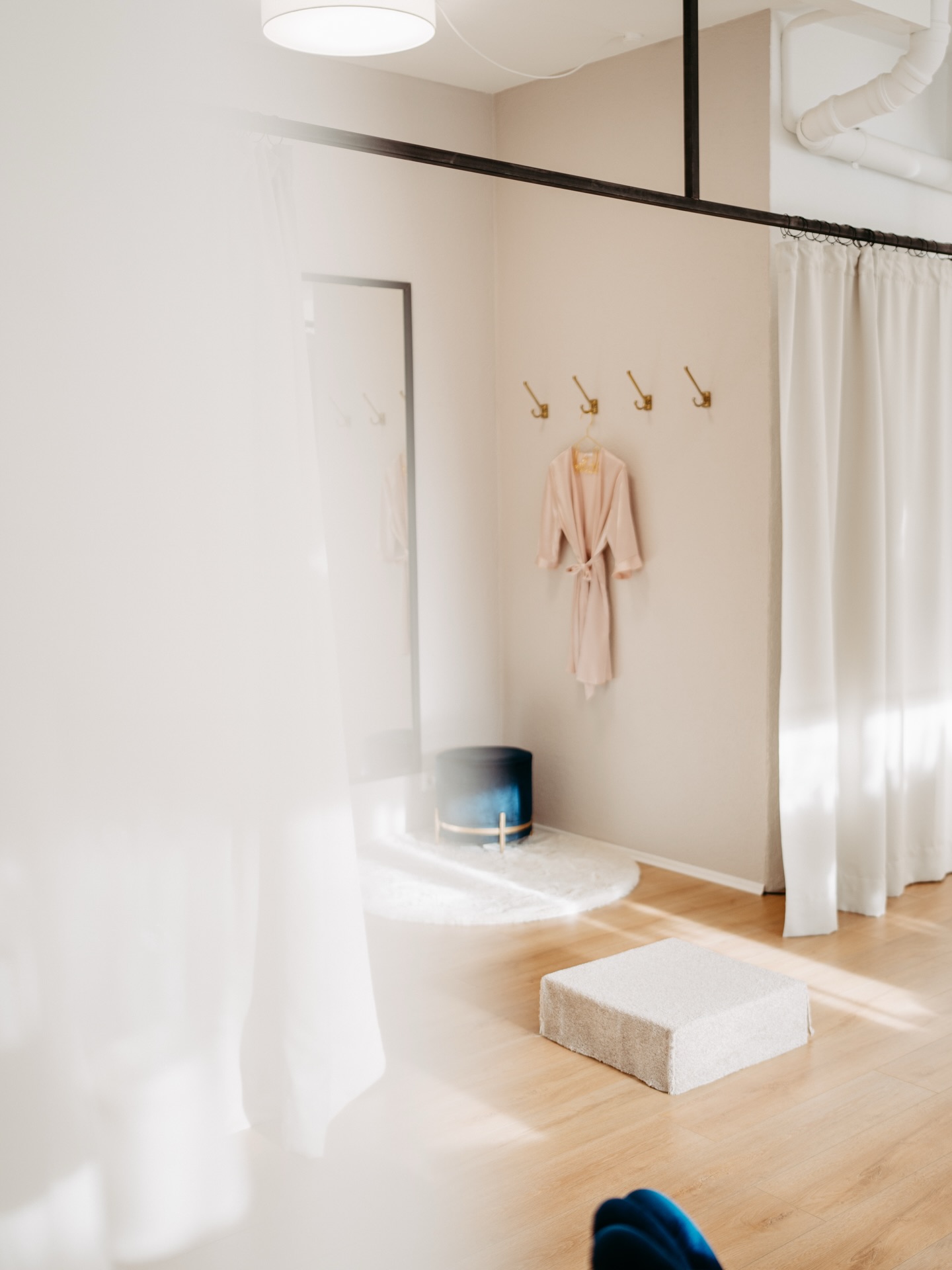 FAIRYTALE ✨🩷💍
Es ist mehr als nur ein Geschäft.
Es ist ein Gefühl.
Ein Ort, an dem ihr ankommt.
Ein Ort, an dem eure Träume in Erfüllung gehen.
Ein Ort, an dem eure Wünsche gesehen und mit Liebe berücksichtigt werden.
Ein Ort, an dem Emotionen ihren Platz haben –
wo gelacht, gestaunt und auch die ein oder andere Freudenträne ganz selbstverständlich dazugehört.
Hier geht es um eure Geschichte.
Um die Braut, die du sein möchtest –
und diesen einen Moment,
in dem du spürst: Das ist es. Das bin ich.
Und um euch als Paar,
wenn ihr gemeinsam die Ringe auswählt,
die eure Liebe für immer symbolisieren.
Mit ganz viel Liebe zum Detail habe ich meine kleine Traumwelt erschaffen.
Einen Ort, den ich von Herzen liebe.
Und genau diesen Ort möchte ich mit euch teilen.
✨ Vereinbart euren persönlichen Termin und erlebt diesen besonderen Moment selbst. ✨
Für euch. Für eure Liebe. Für euren gemeinsamen Weg 🤍💍
www.brautmoment.at
Fotos by @valisa.photography
#brautkleid #braut #wedding #trauringe #eheringe