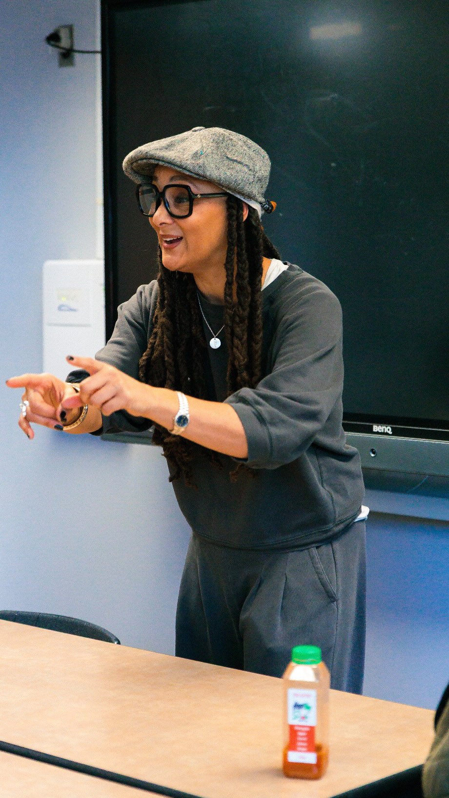 🕯️+🕯️=✨✨✨✨
. . .
“The Candle in a Cave.”
special thx to the staff @ Puentes Multilingual School for allowing me to share & for listening with such great intent.
. . .
@igmikai 📸
#MamaSōl
#BringLight
#StaffDevelopment
#MotivationalSpeaker
#ProfessionalDevelopment