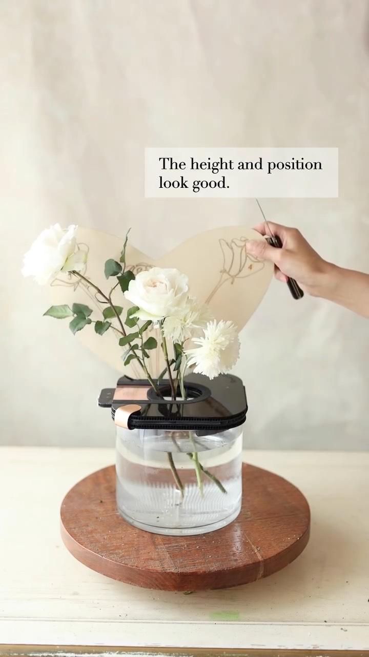 This is what goes through my mind while making a garden-style bouquet.
Flower materials
- dahlia (white & blush)
- scabiosa (white & blush)
- strawflower (light pink)
- sweet pea (cream & light peach)
- tweedia (white)
- ranunculus (white)
- greenery from garden (blueberry)
Flower tool
- StemSlider bouquet tool
.
.
.
.
.
#stemslider #flowertool #weddingbouquet #flowerbouquet #handsfreebouquet